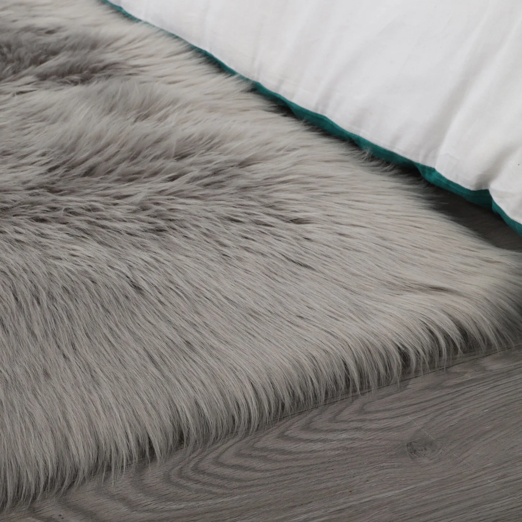 84 in L Ultra Soft Fluffy Faux Fur Sheepskin Area Rug - 6' x 7'