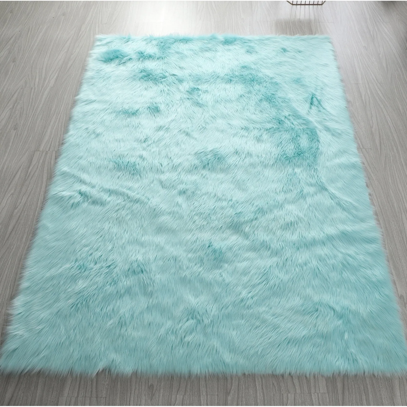 84 in L Ultra Soft Fluffy Faux Fur Sheepskin Area Rug - 6' x 7'