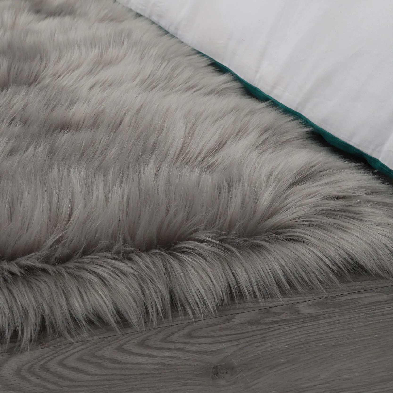 84 in L Ultra Soft Fluffy Faux Fur Sheepskin Area Rug - 6' x 7'