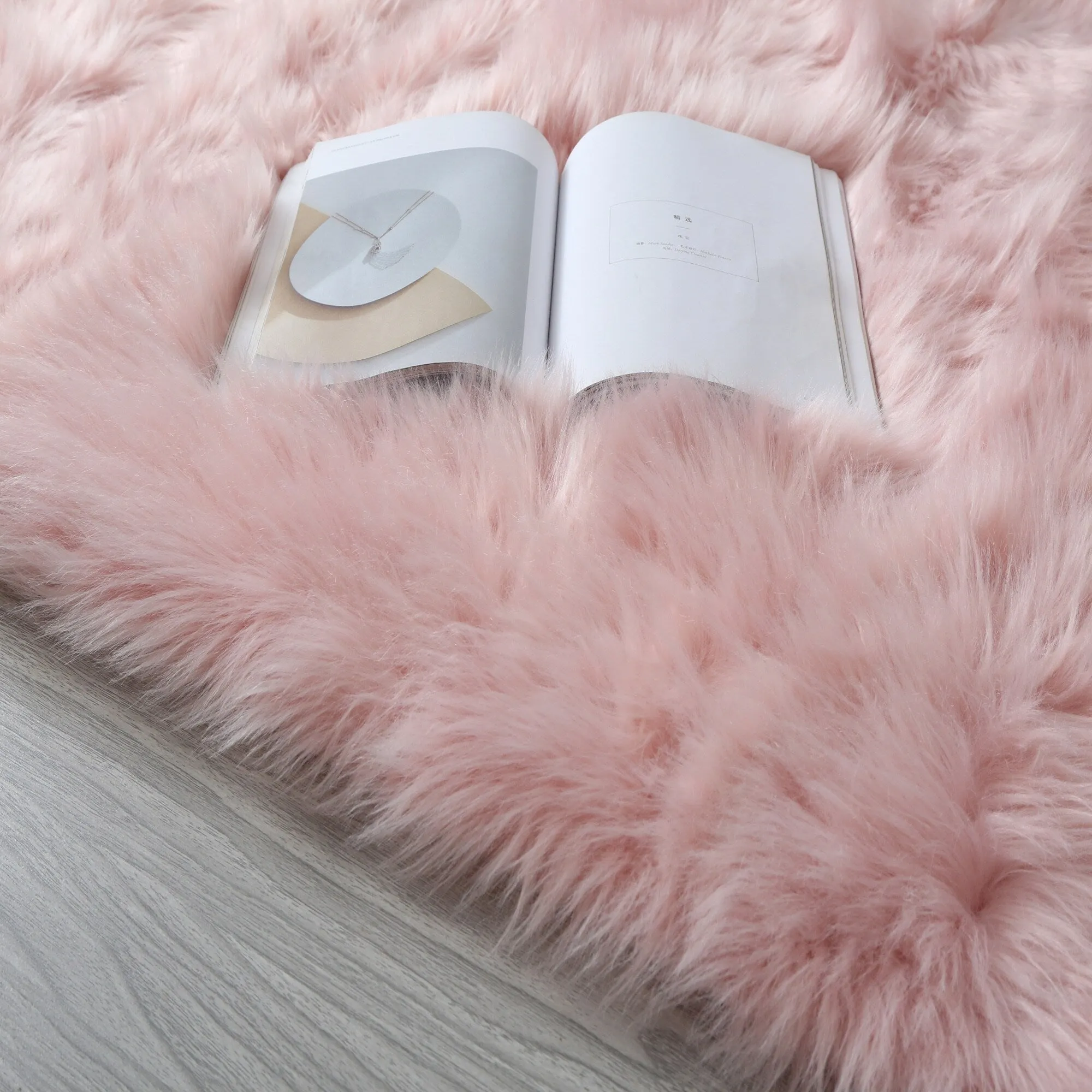 84 in L Ultra Soft Fluffy Faux Fur Sheepskin Area Rug - 6' x 7'