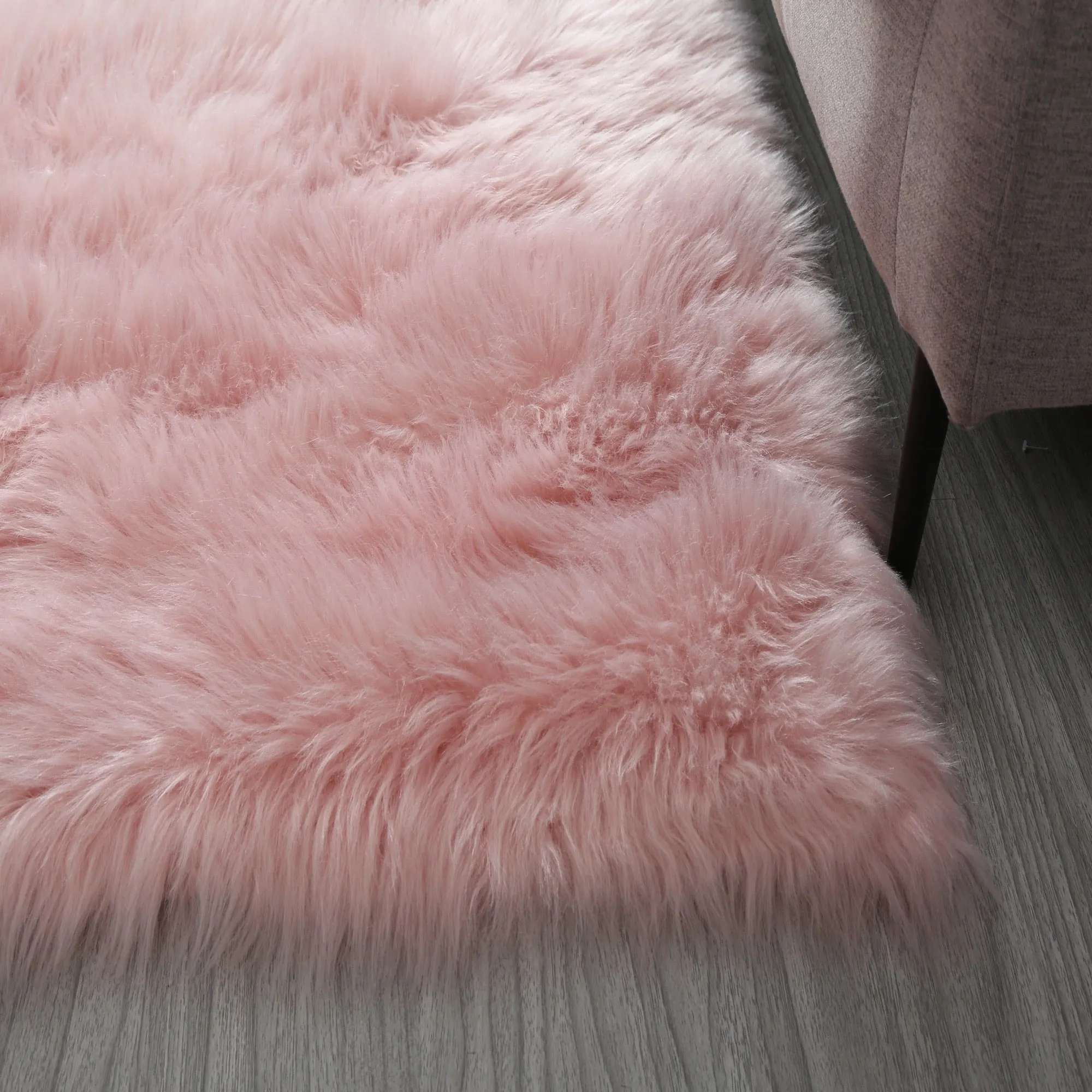 84 in L Ultra Soft Fluffy Faux Fur Sheepskin Area Rug - 6' x 7'