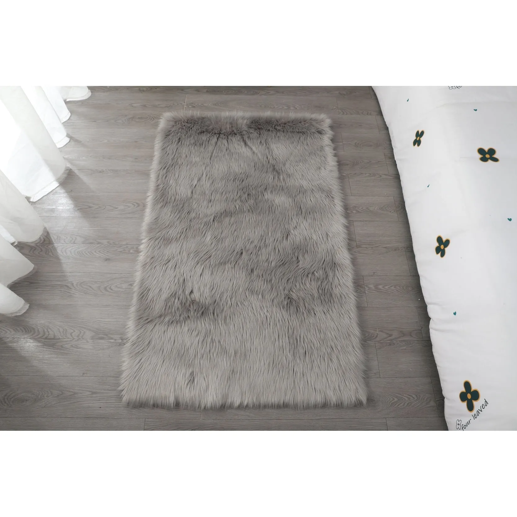 84 in L Ultra Soft Fluffy Faux Fur Sheepskin Area Rug - 6' x 7'
