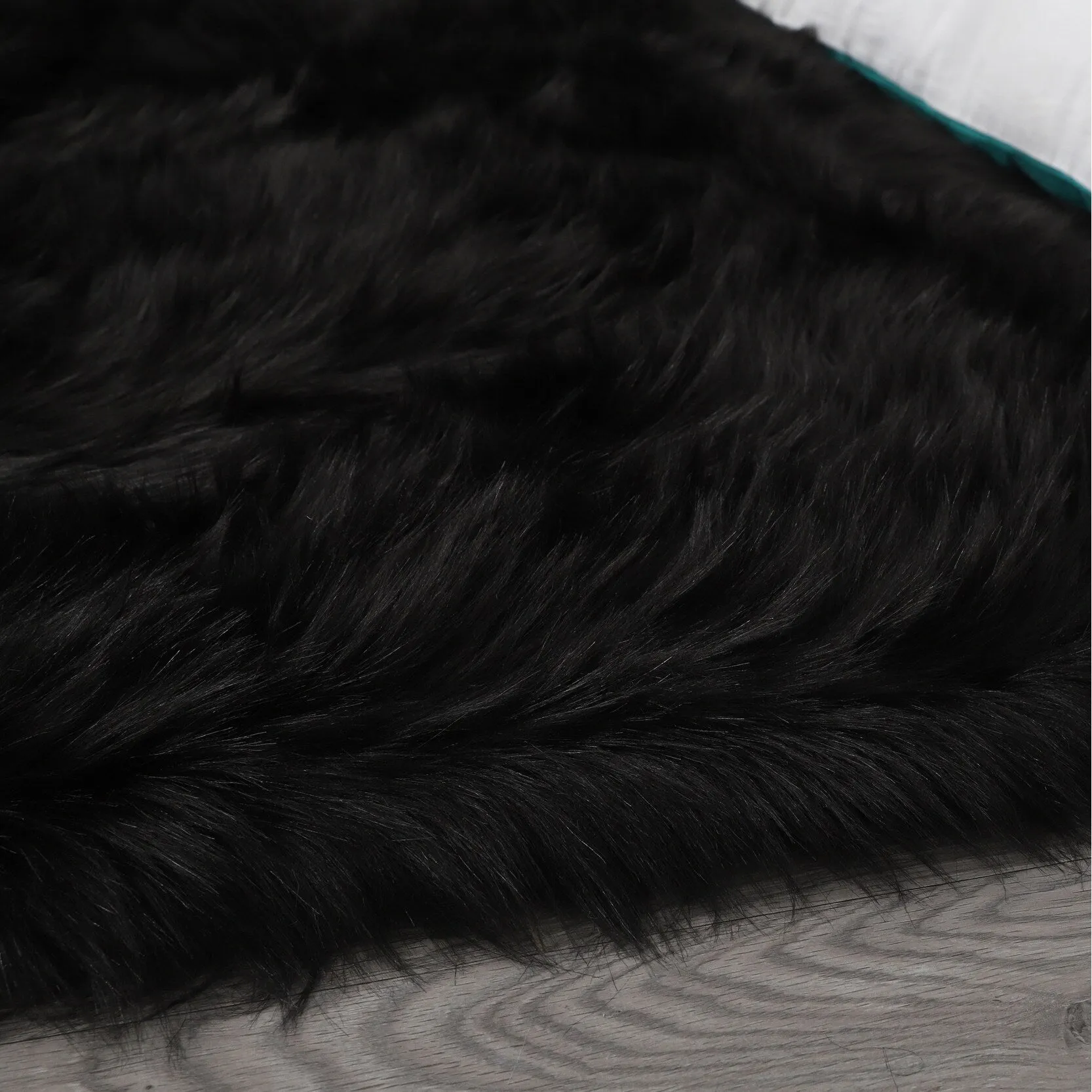 84 in L Ultra Soft Fluffy Faux Fur Sheepskin Area Rug - 6' x 7'