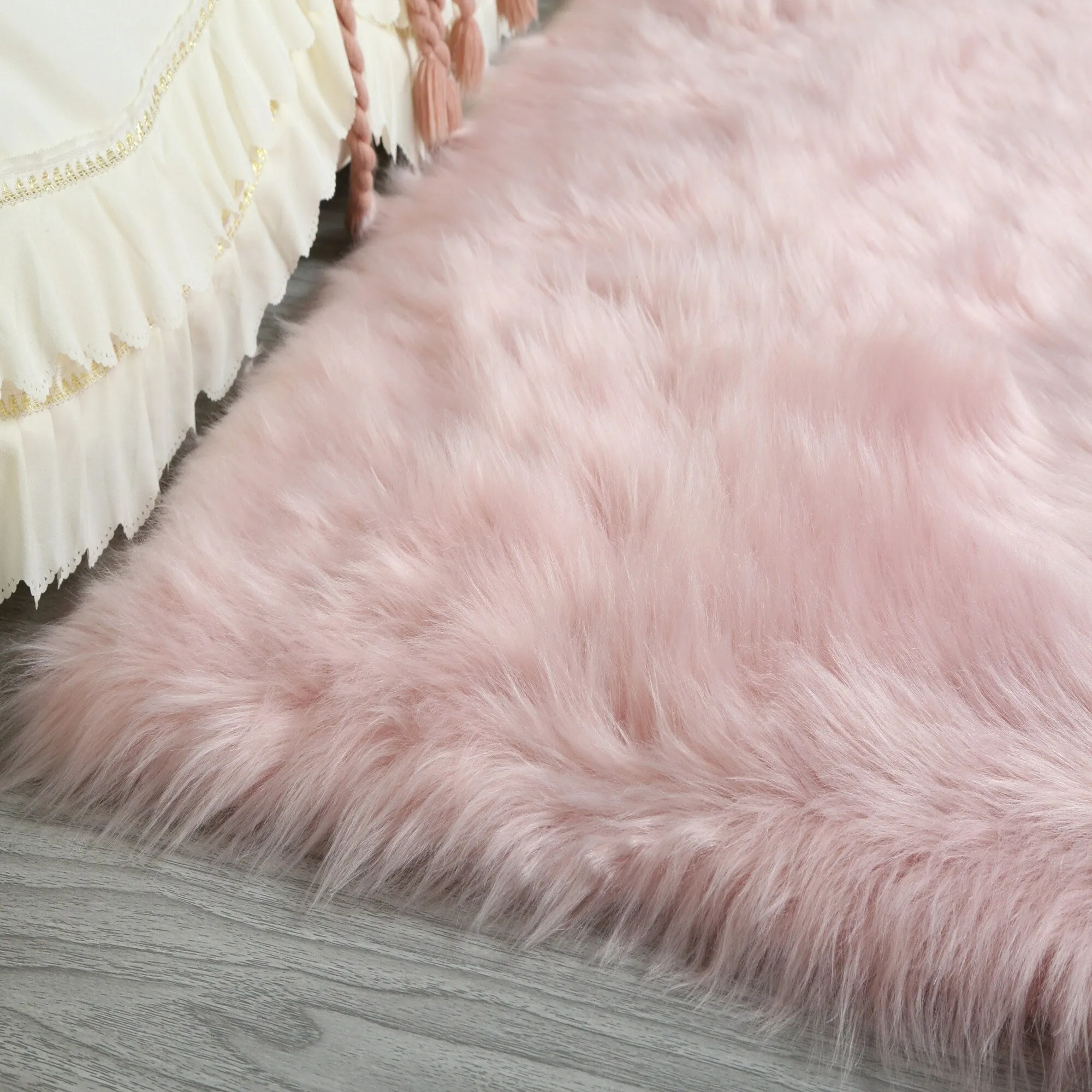84 in L Ultra Soft Fluffy Faux Fur Sheepskin Area Rug - 6' x 7'