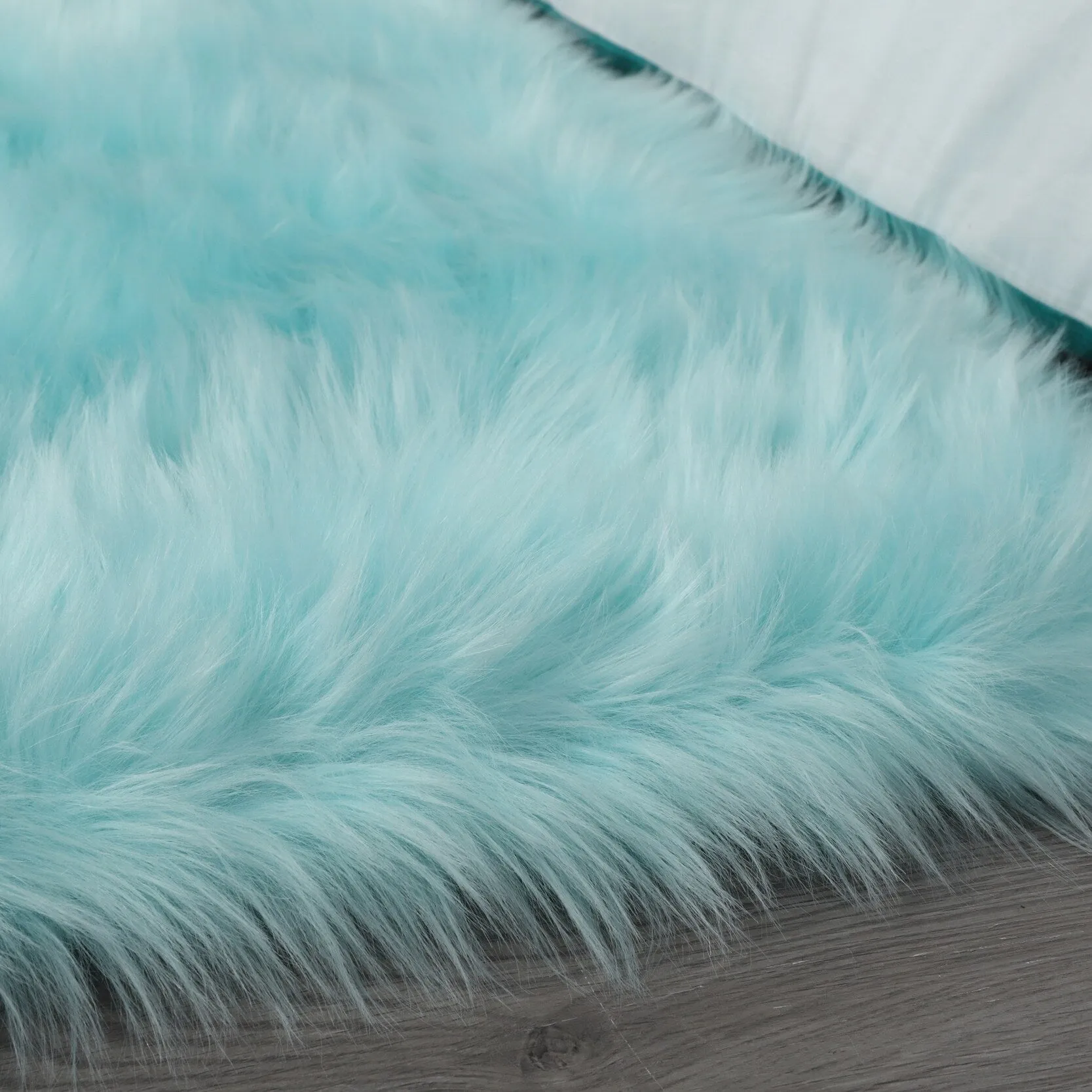 84 in L Ultra Soft Fluffy Faux Fur Sheepskin Area Rug - 6' x 7'
