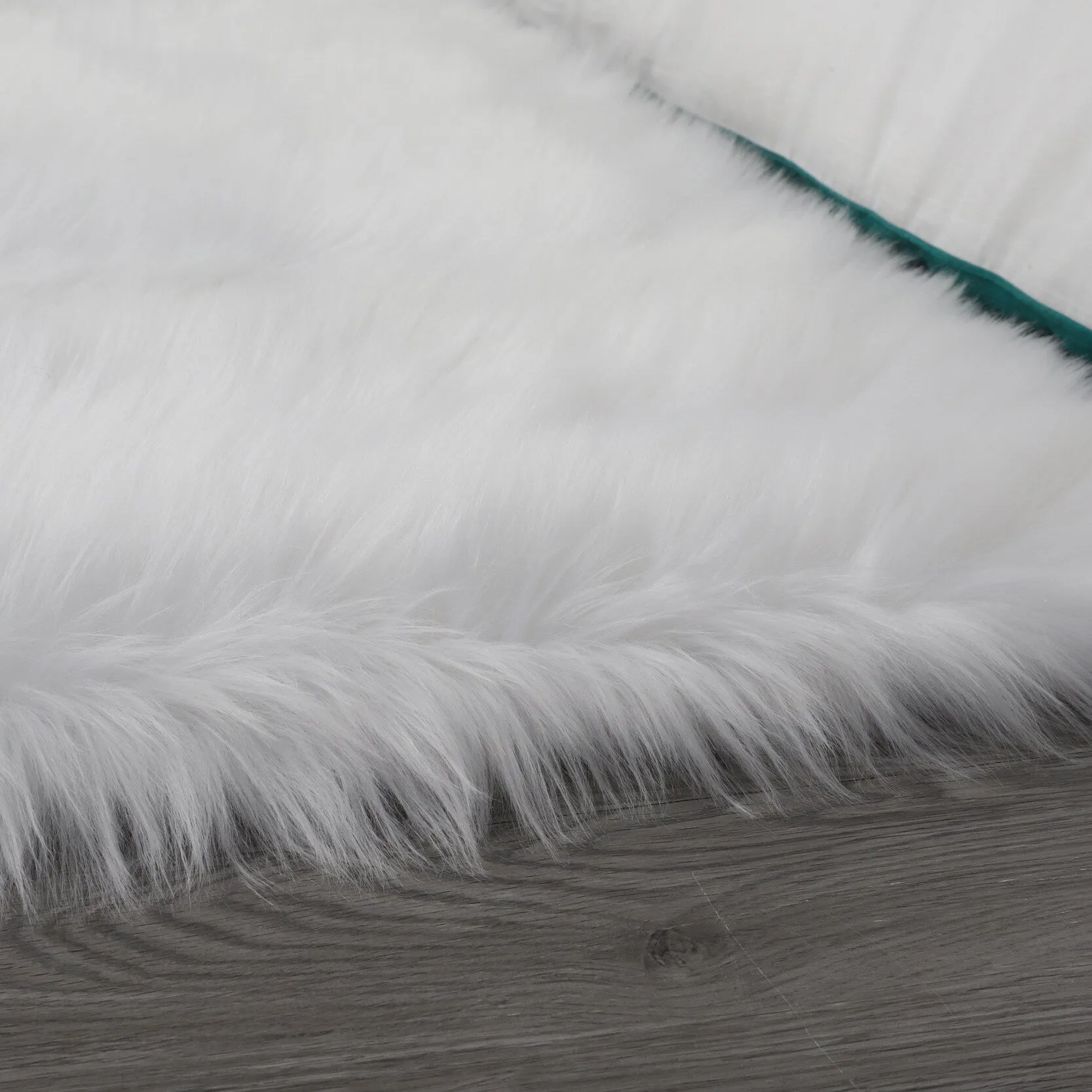 84 in L Ultra Soft Fluffy Faux Fur Sheepskin Area Rug - 6' x 7'
