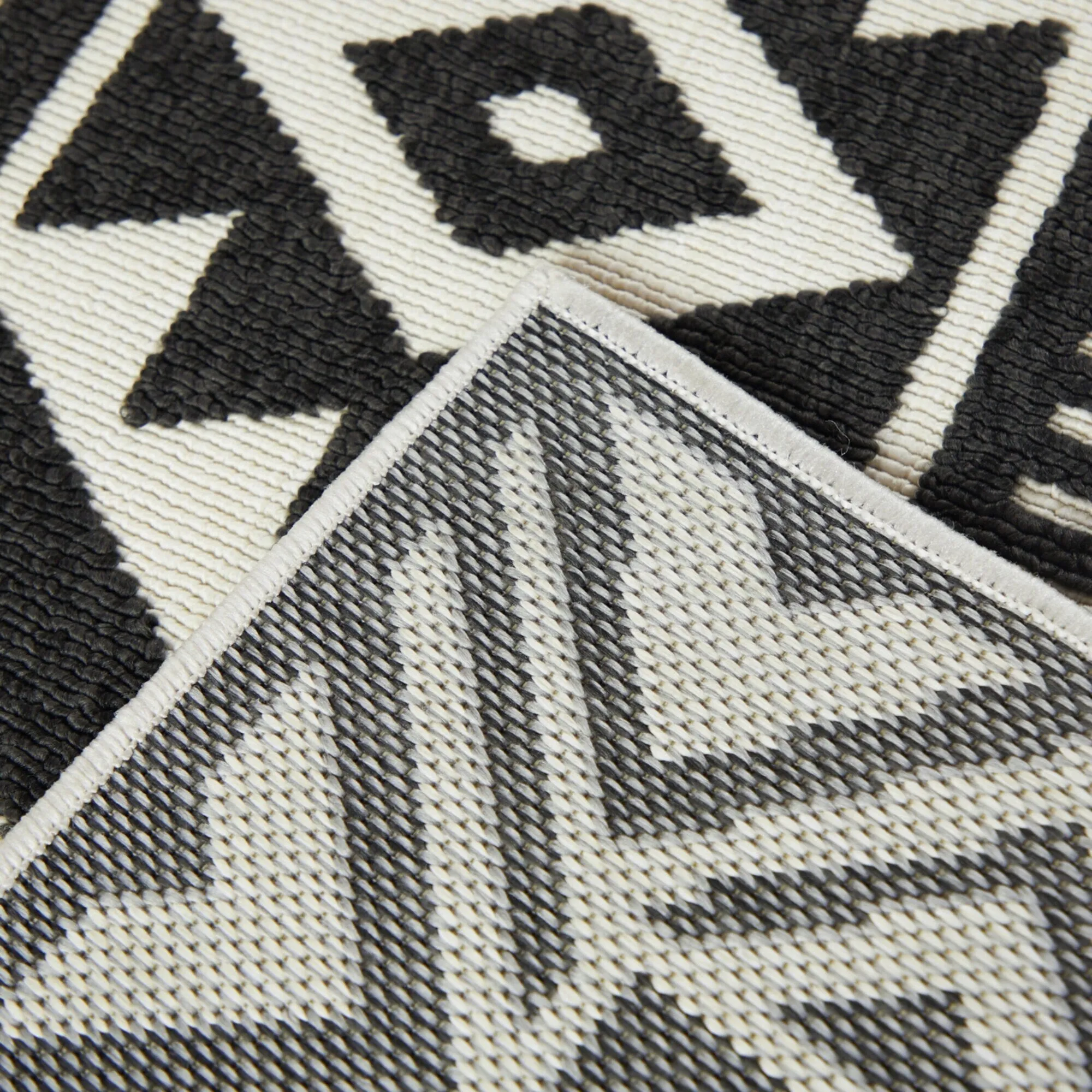 Alessi Global Geometric Indoor/Outdoor Area Rug
