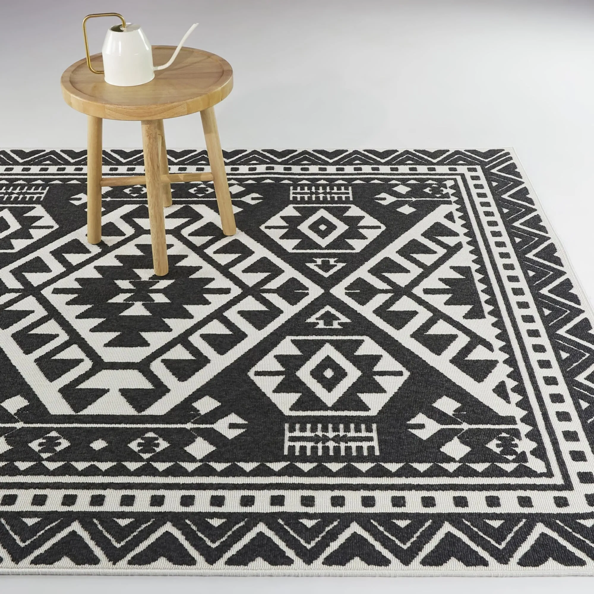 Alessi Global Geometric Indoor/Outdoor Area Rug