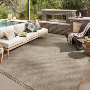 Alexander Home Dana Indoor / Outdoor Traditional Area Rug