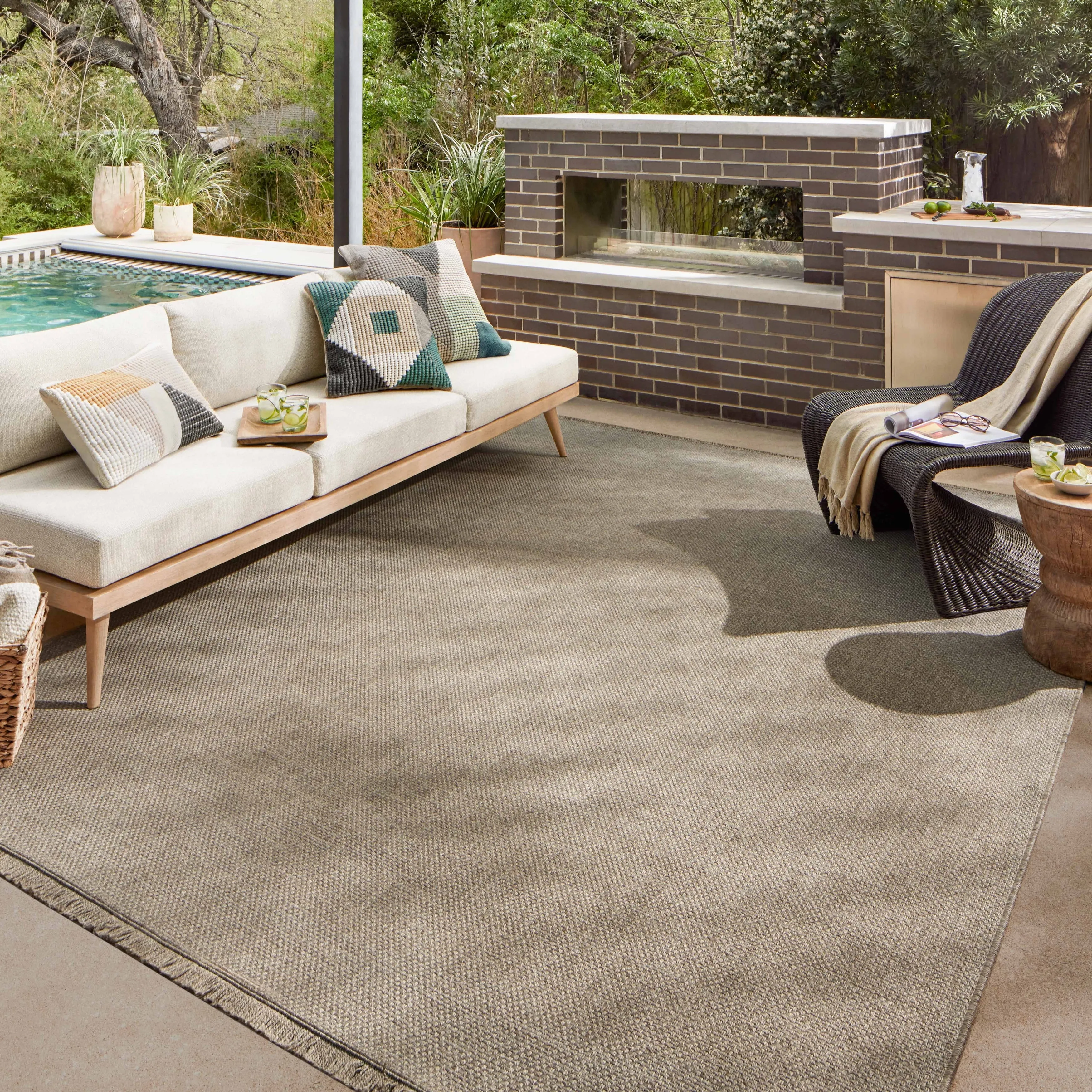 Alexander Home Dana Indoor / Outdoor Traditional Area Rug