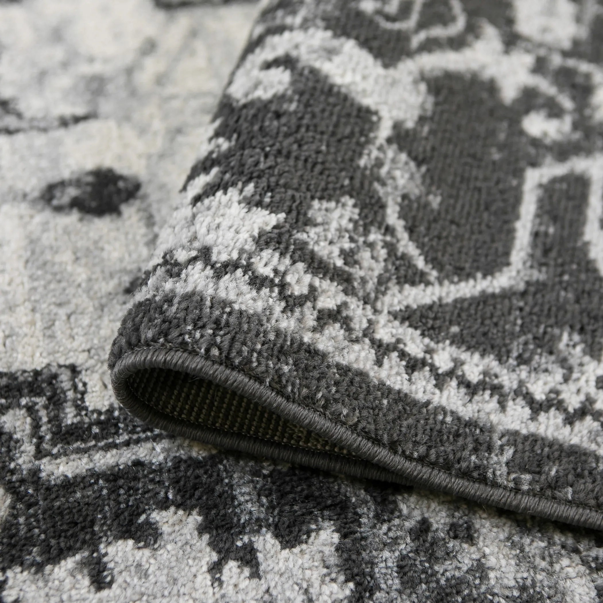 Alvia Yana Medallion Area Rug
