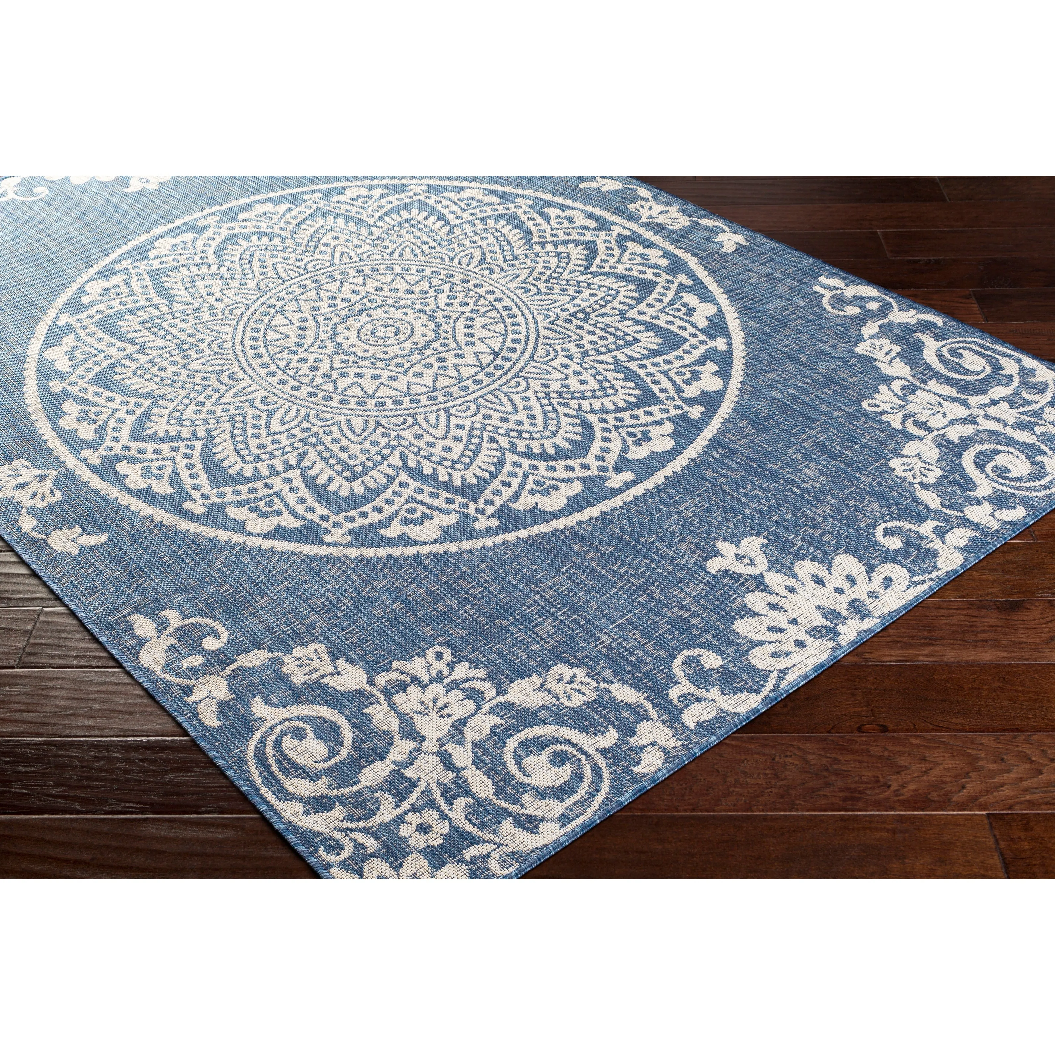 Amal Indoor/ Oudoor Casual Mandala Area Rug