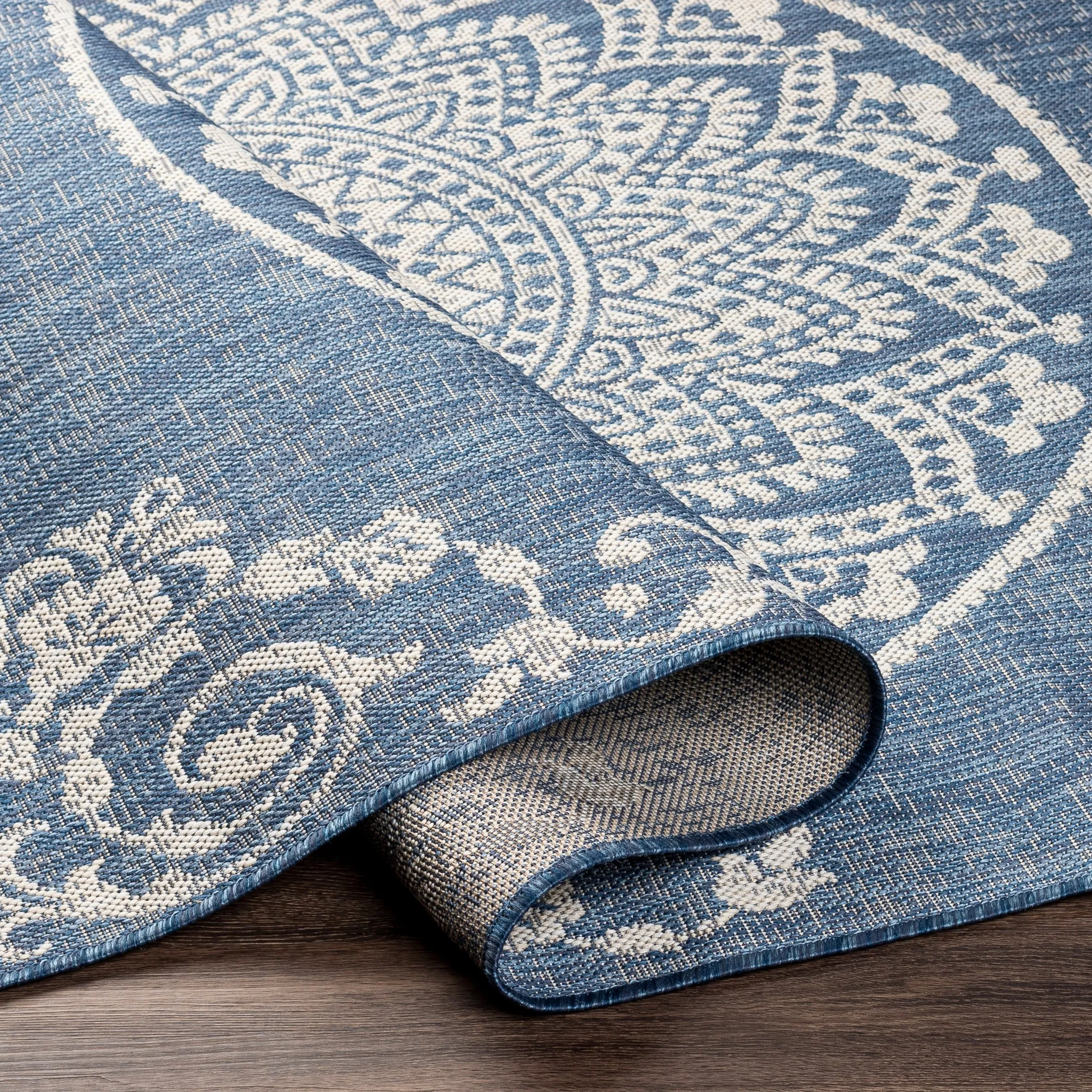 Amal Indoor/ Oudoor Casual Mandala Area Rug