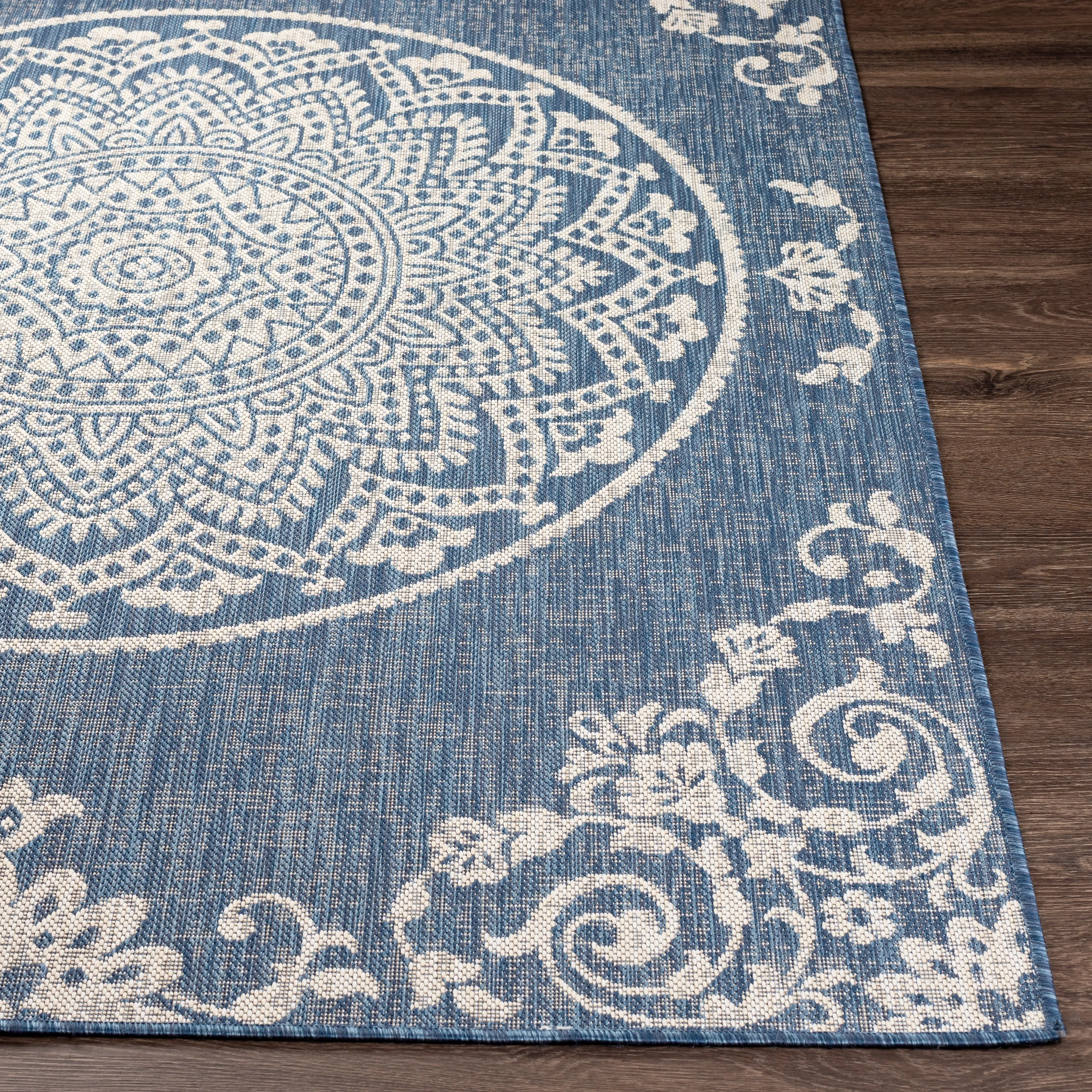 Amal Indoor/ Oudoor Casual Mandala Area Rug