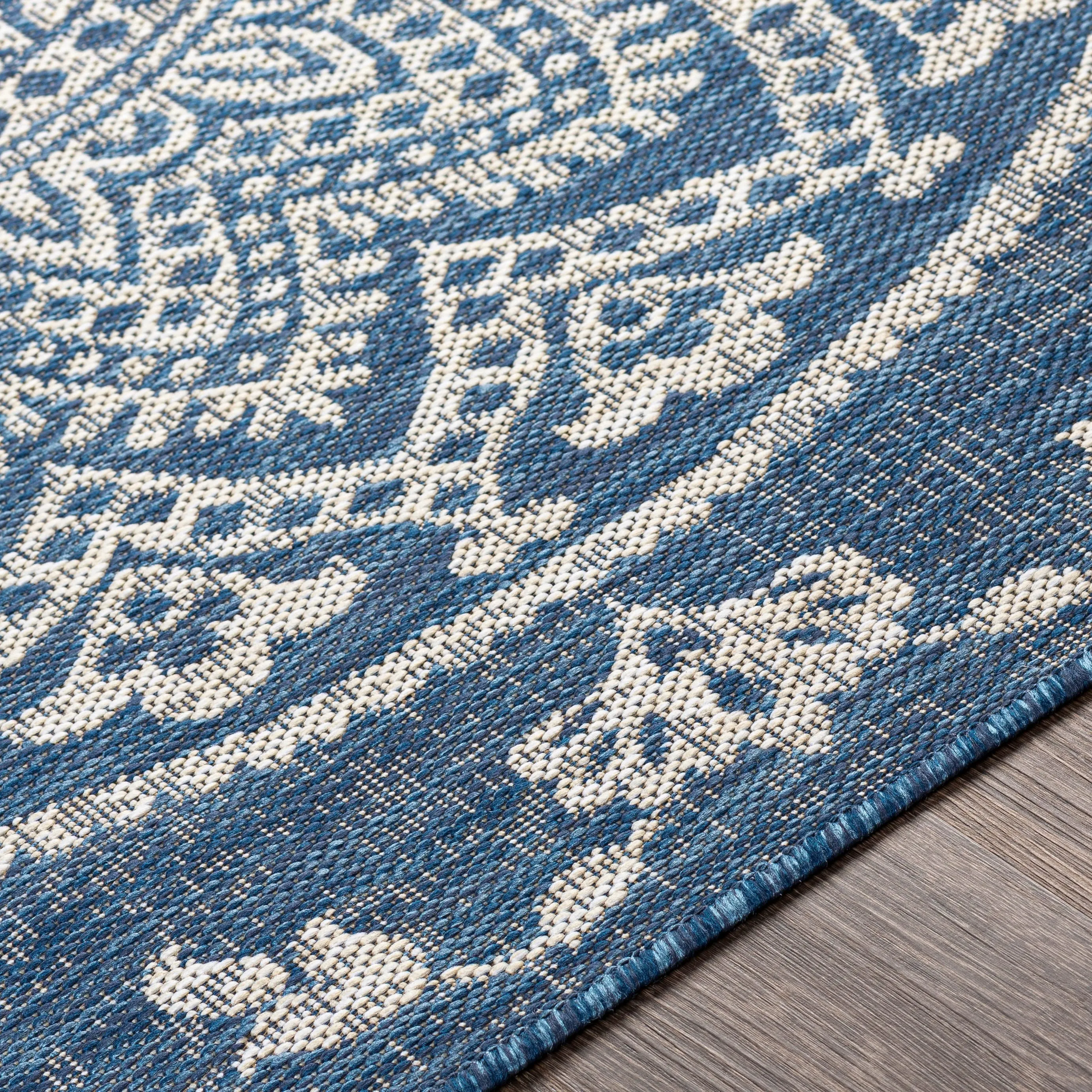 Amal Indoor/ Oudoor Casual Mandala Area Rug