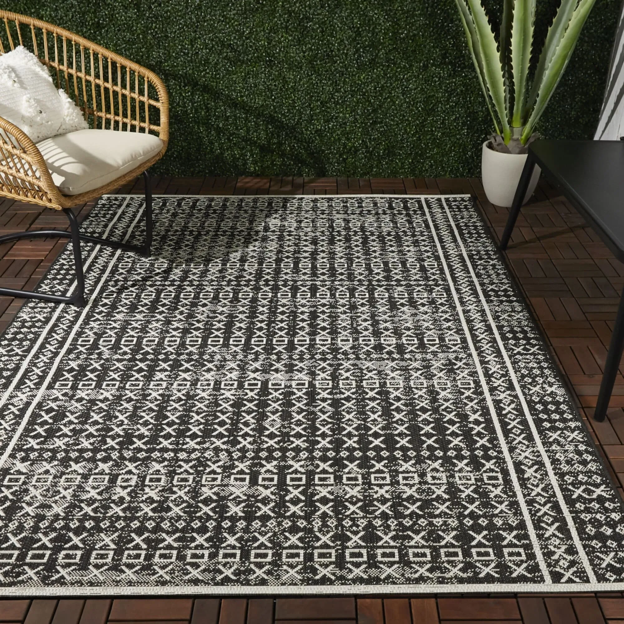 Carroll Tribal Indoor/Outdoor Area Rug