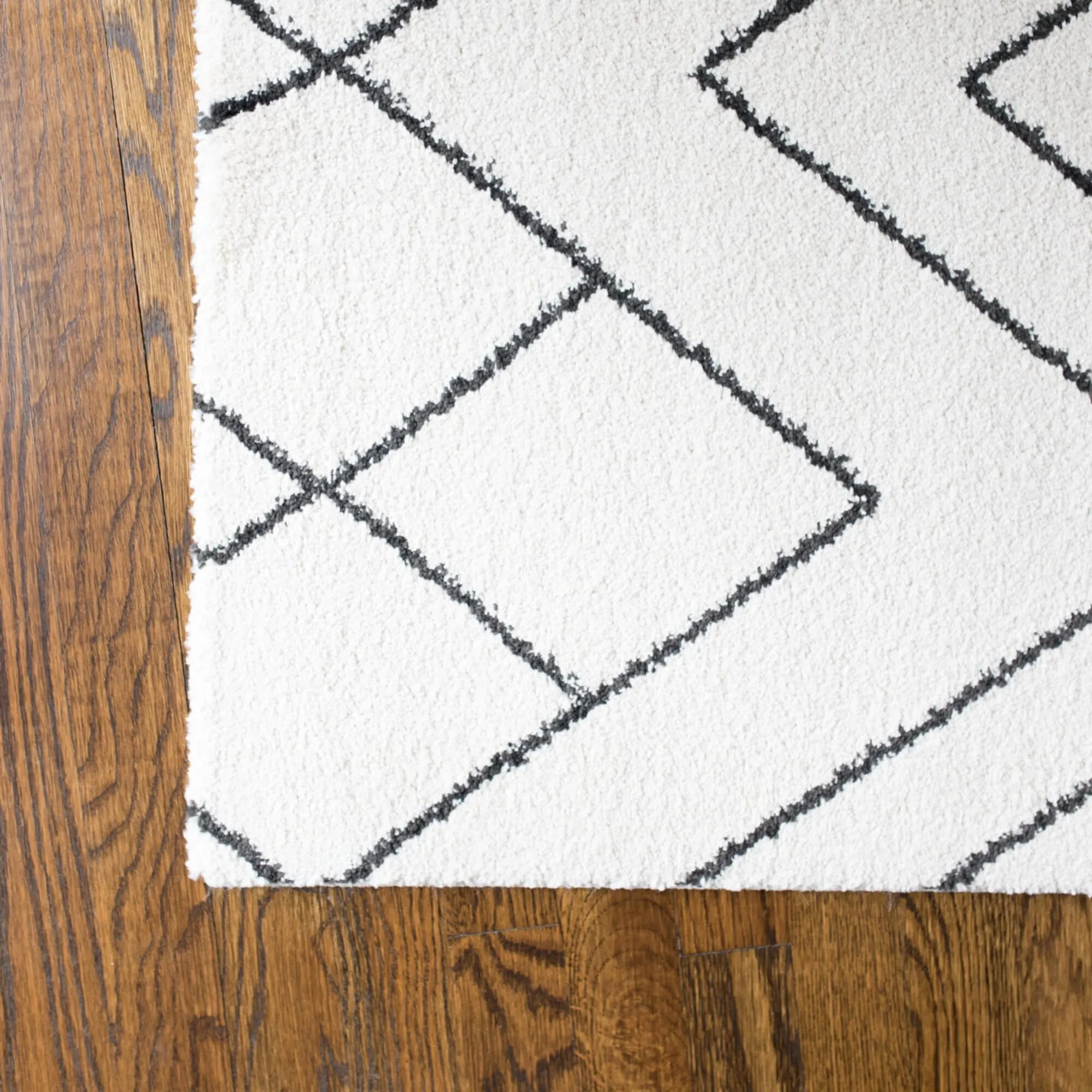 Carson Carrington Isgarde Diamond Area Rug
