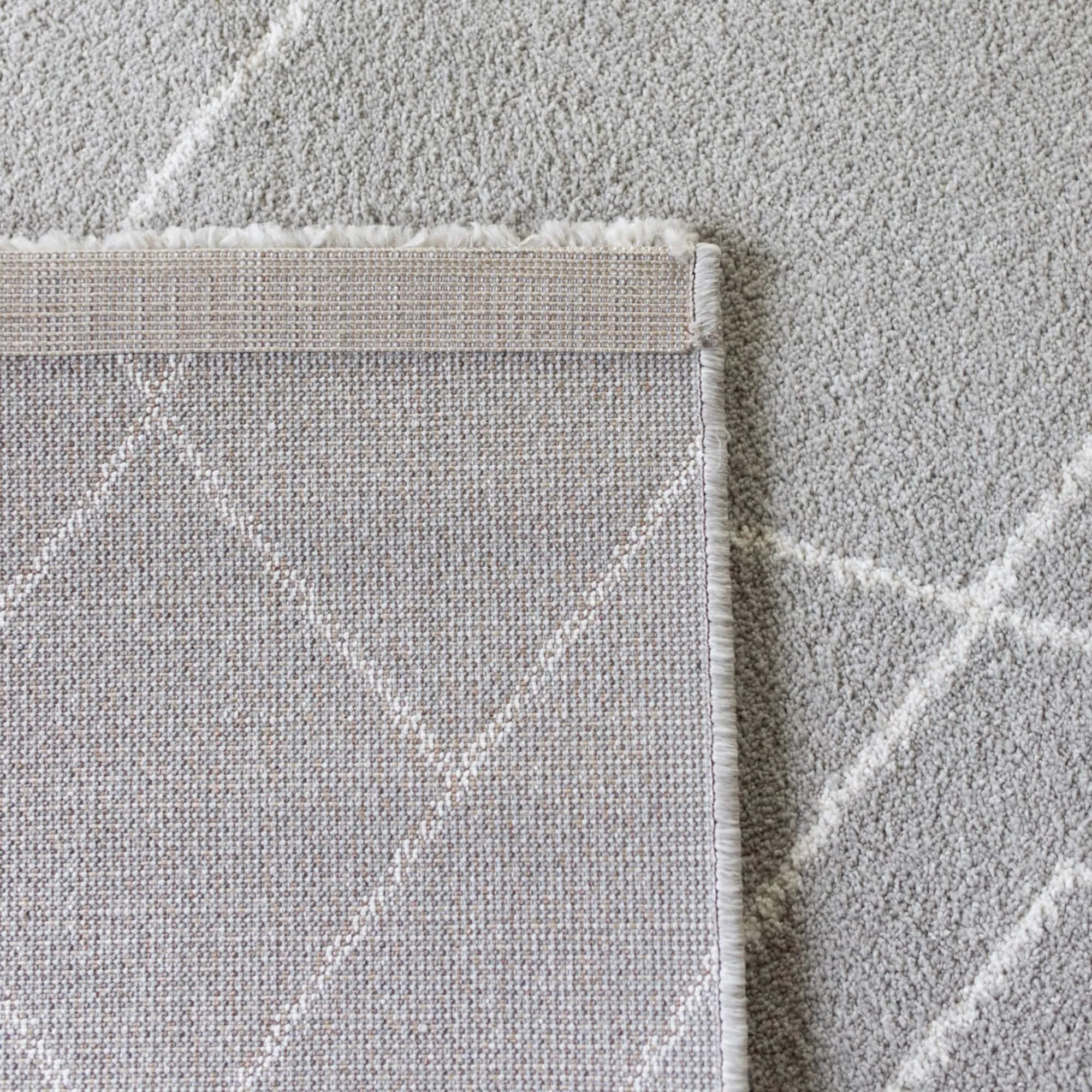 Carson Carrington Isgarde Diamond Area Rug
