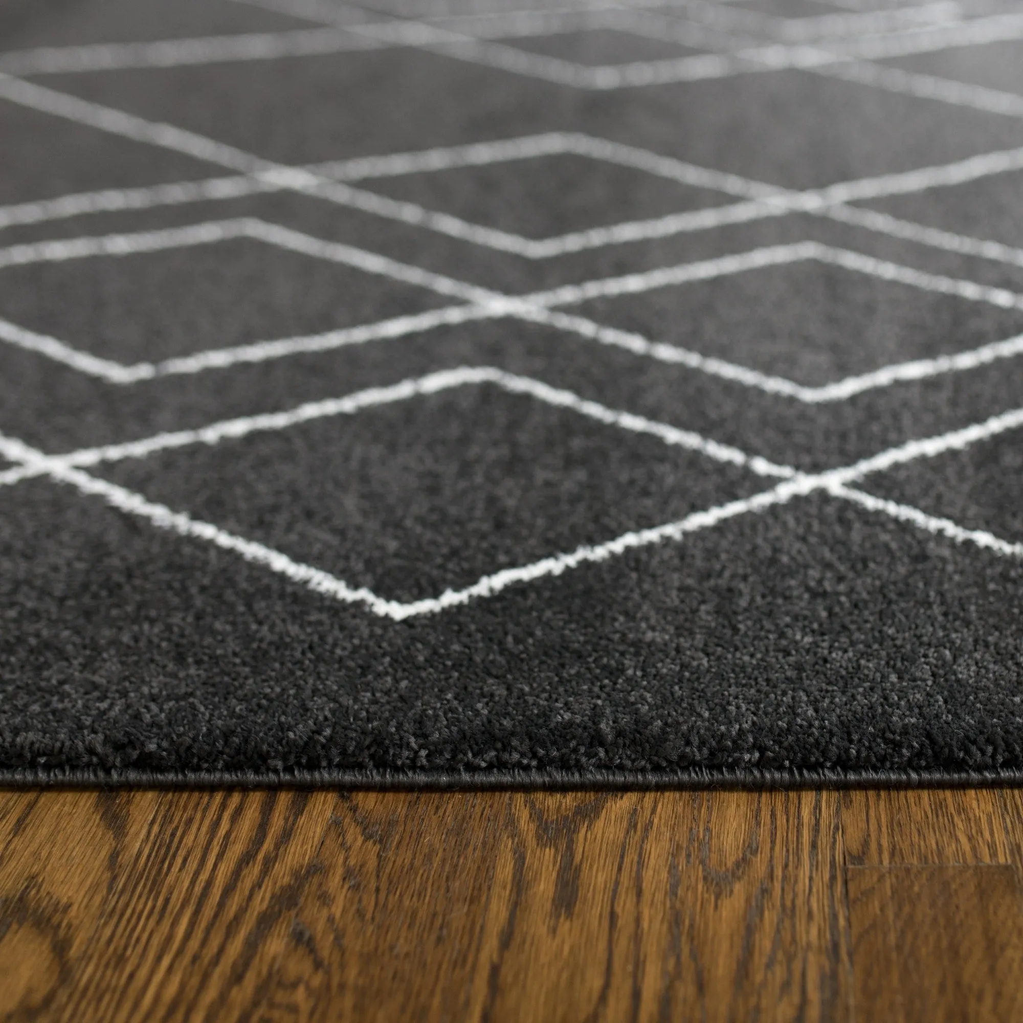 Carson Carrington Isgarde Diamond Area Rug