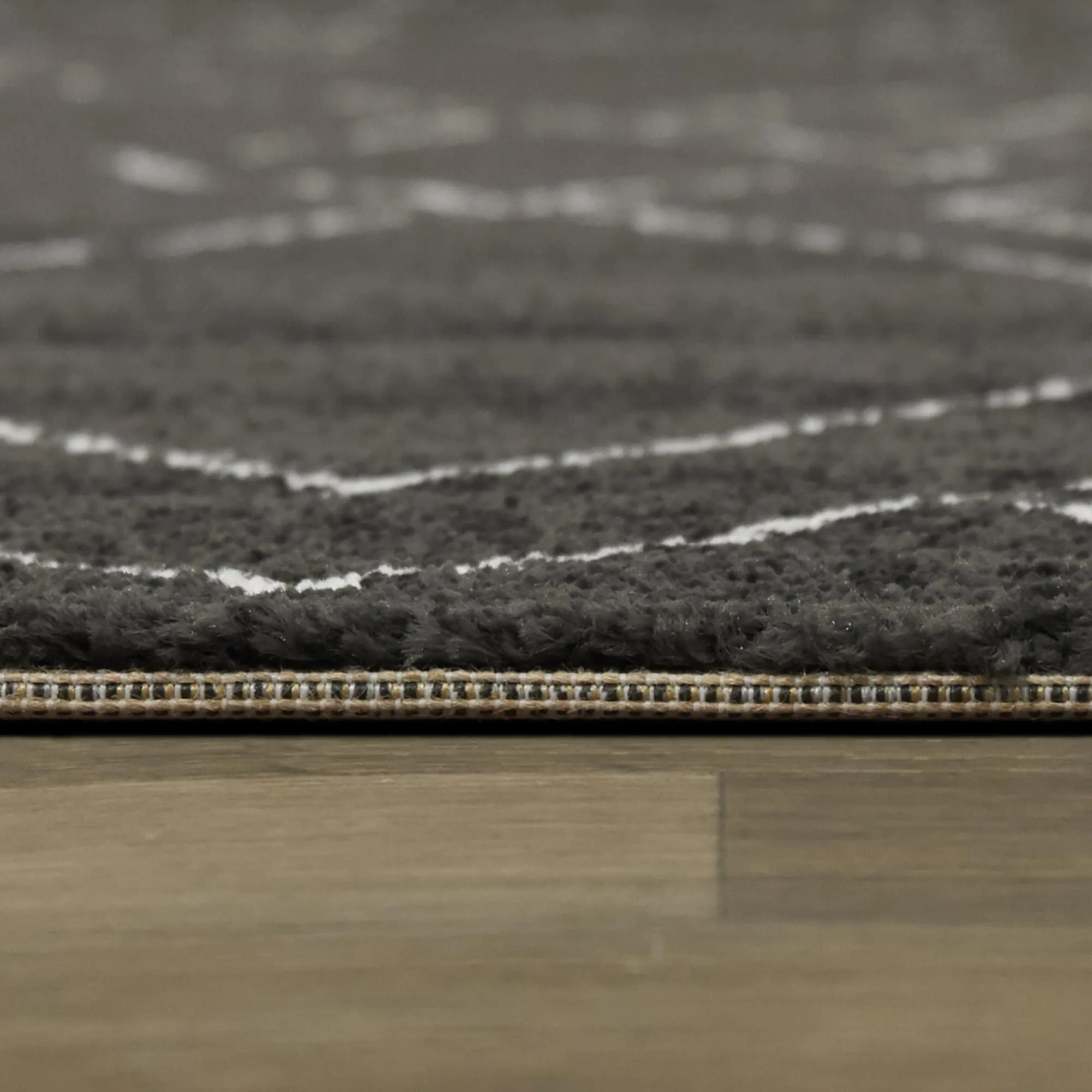 Carson Carrington Isgarde Diamond Area Rug