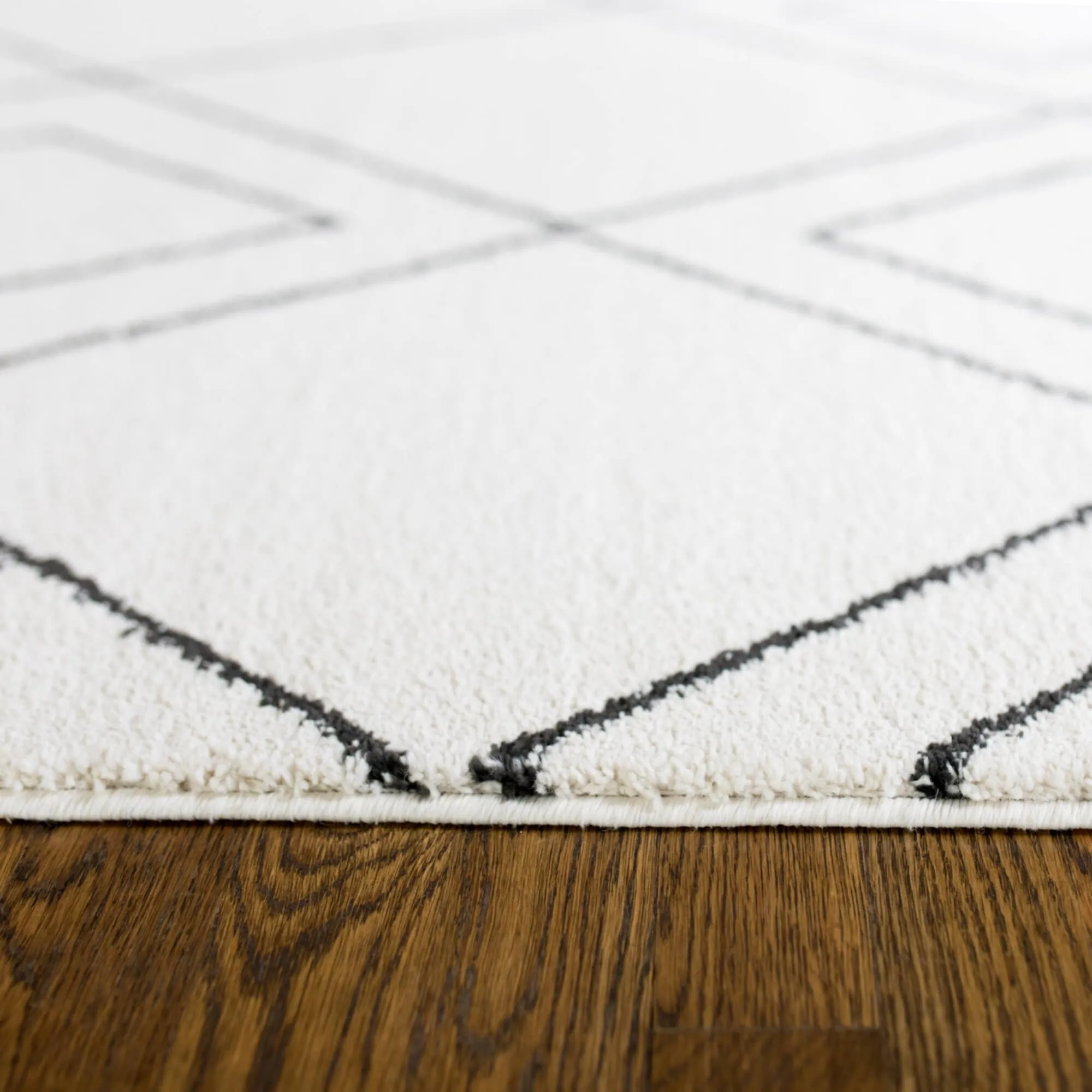 Carson Carrington Isgarde Diamond Area Rug