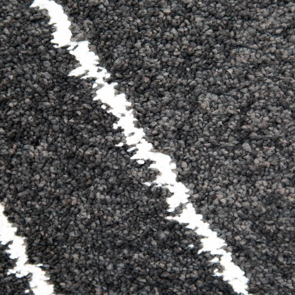 Carson Carrington Isgarde Diamond Area Rug