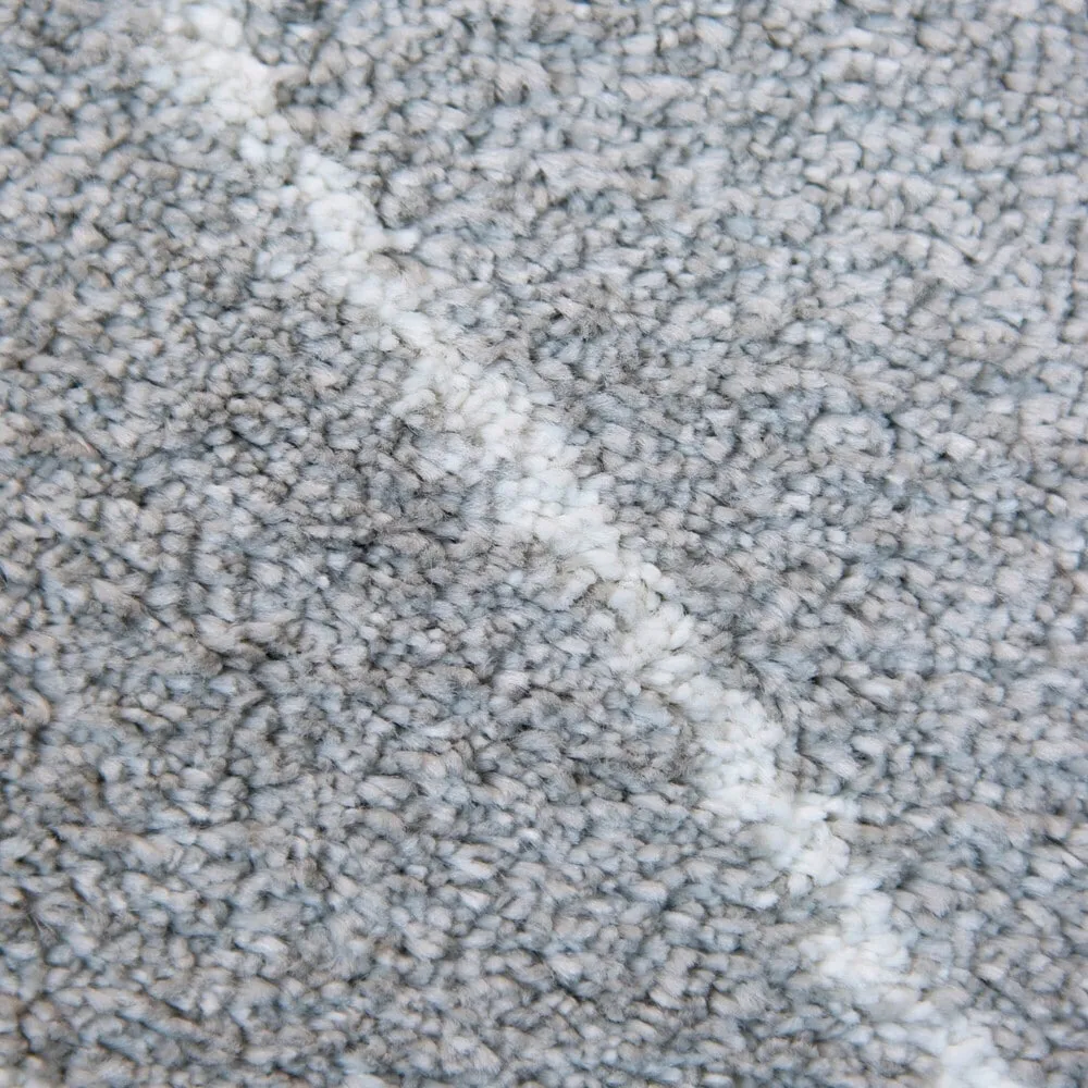 Carson Carrington Isgarde Diamond Area Rug
