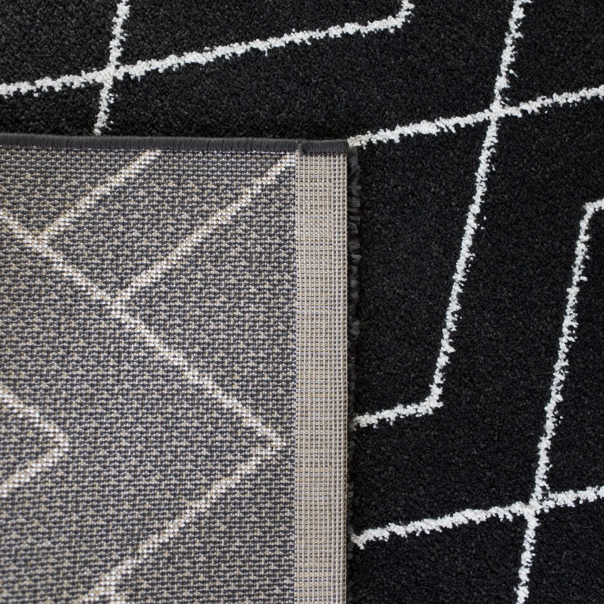 Carson Carrington Isgarde Diamond Area Rug