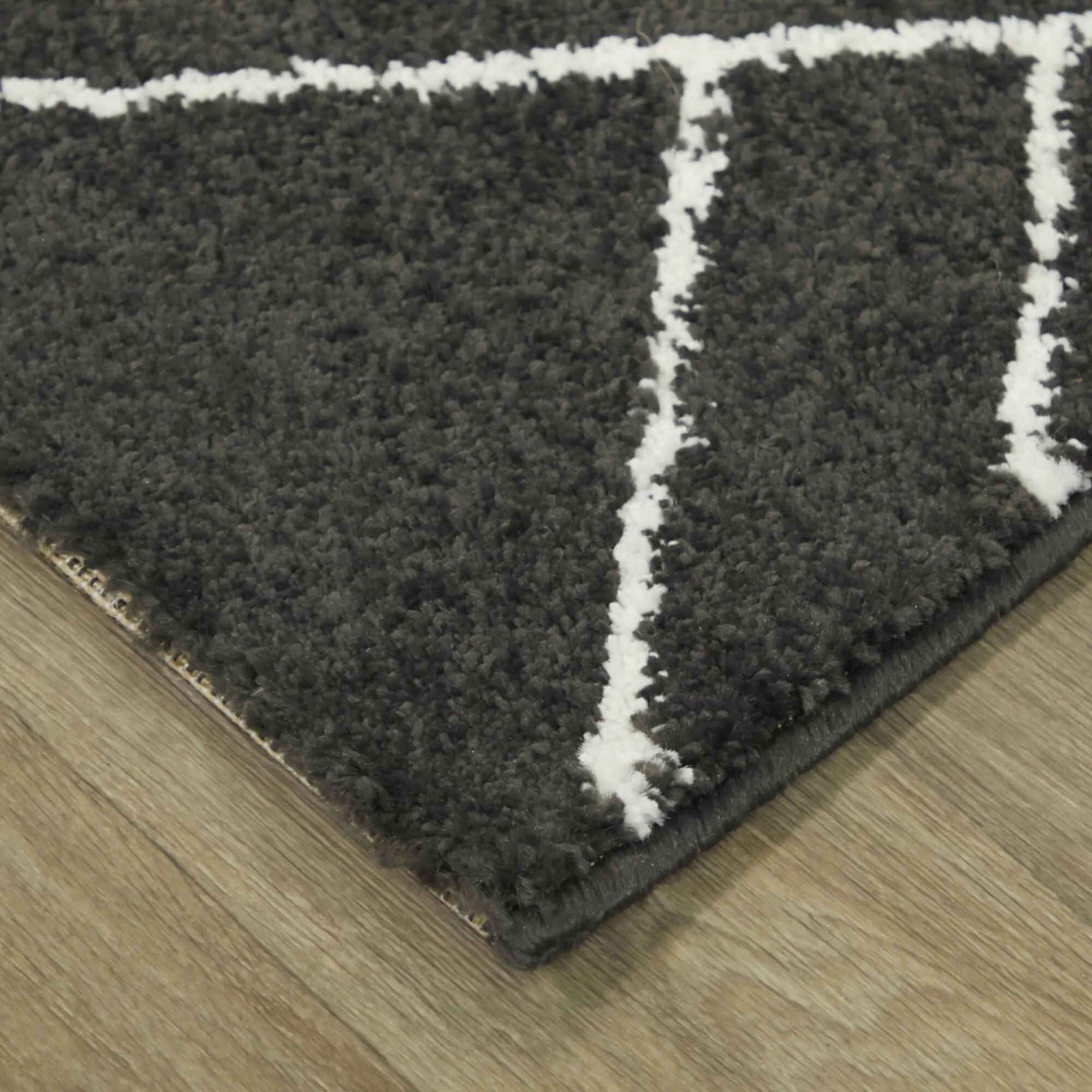 Carson Carrington Isgarde Diamond Area Rug