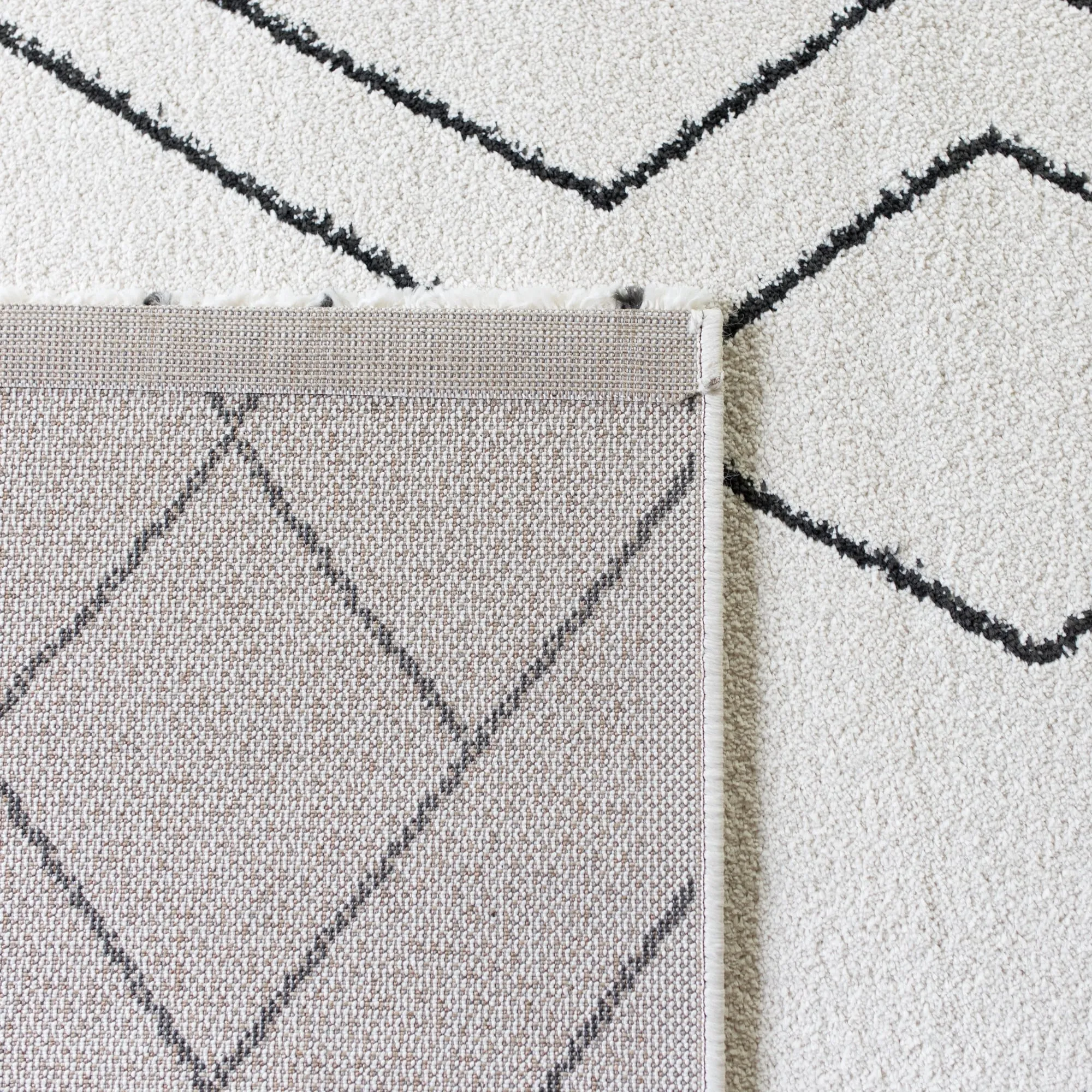 Carson Carrington Isgarde Diamond Area Rug