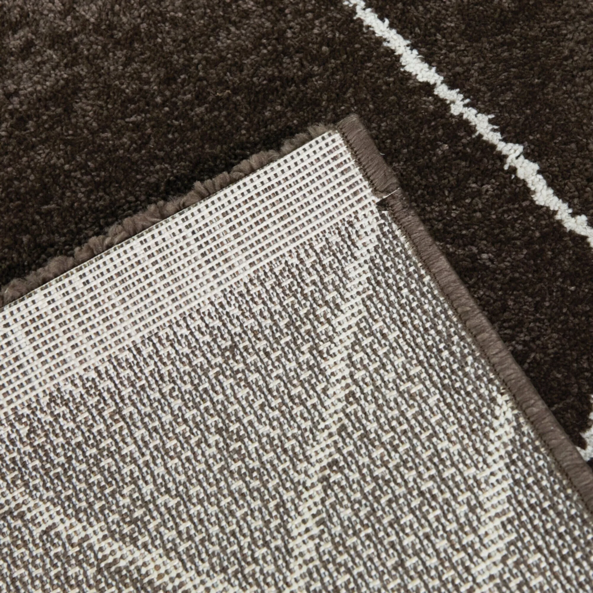 Carson Carrington Isgarde Diamond Area Rug