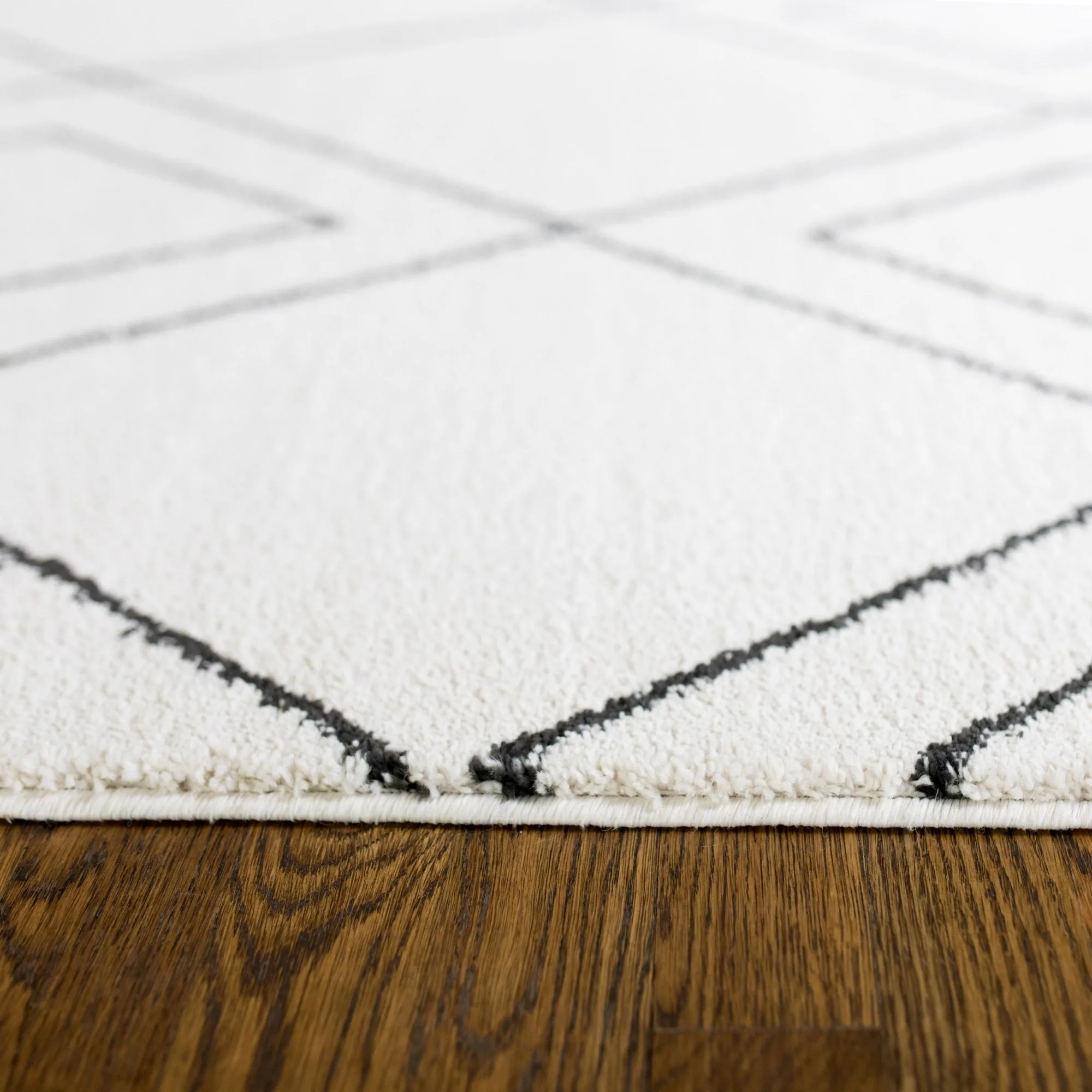 Carson Carrington Isgarde Diamond Area Rug
