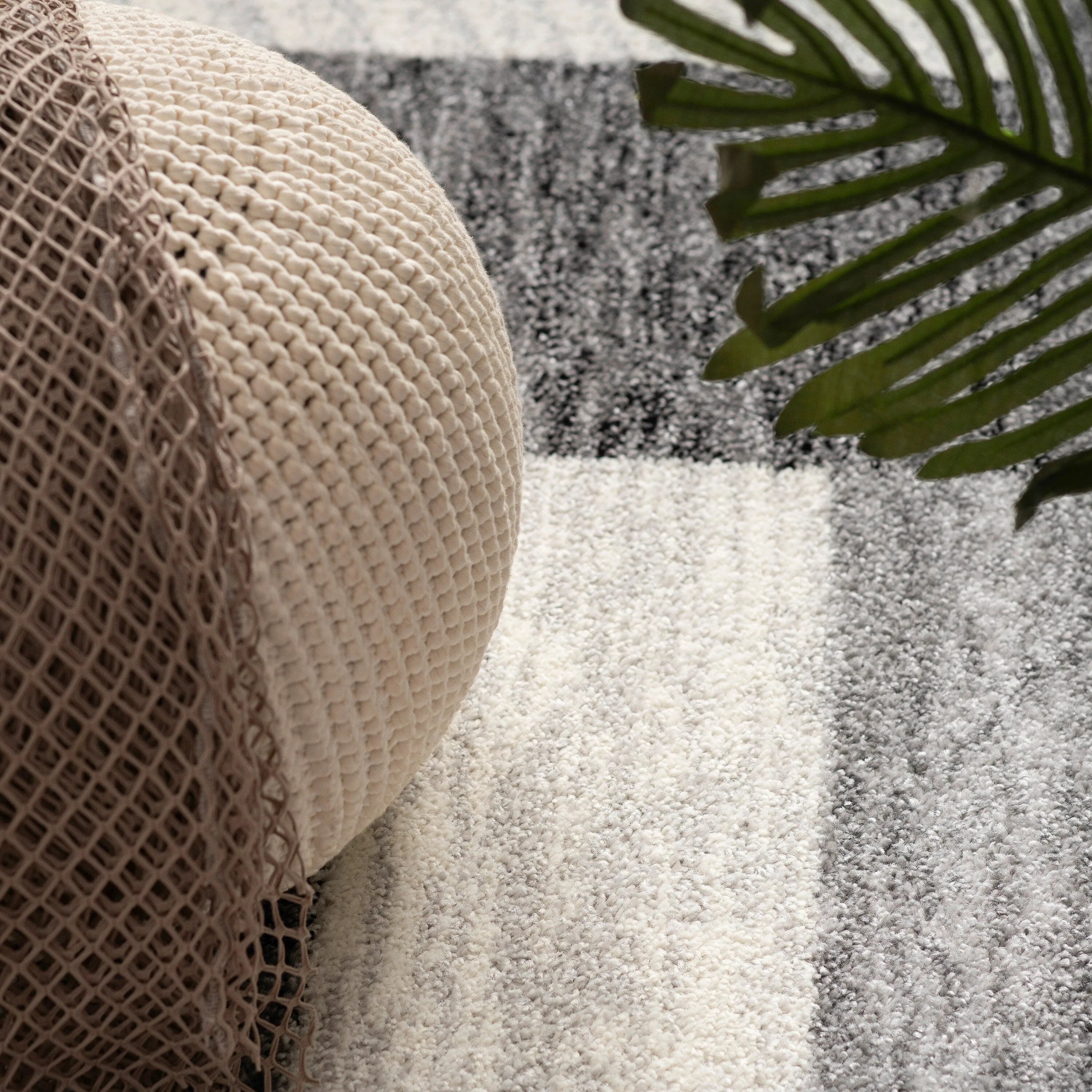 Classic Living Room Rug With Patchwork Design Modern checkered pattern