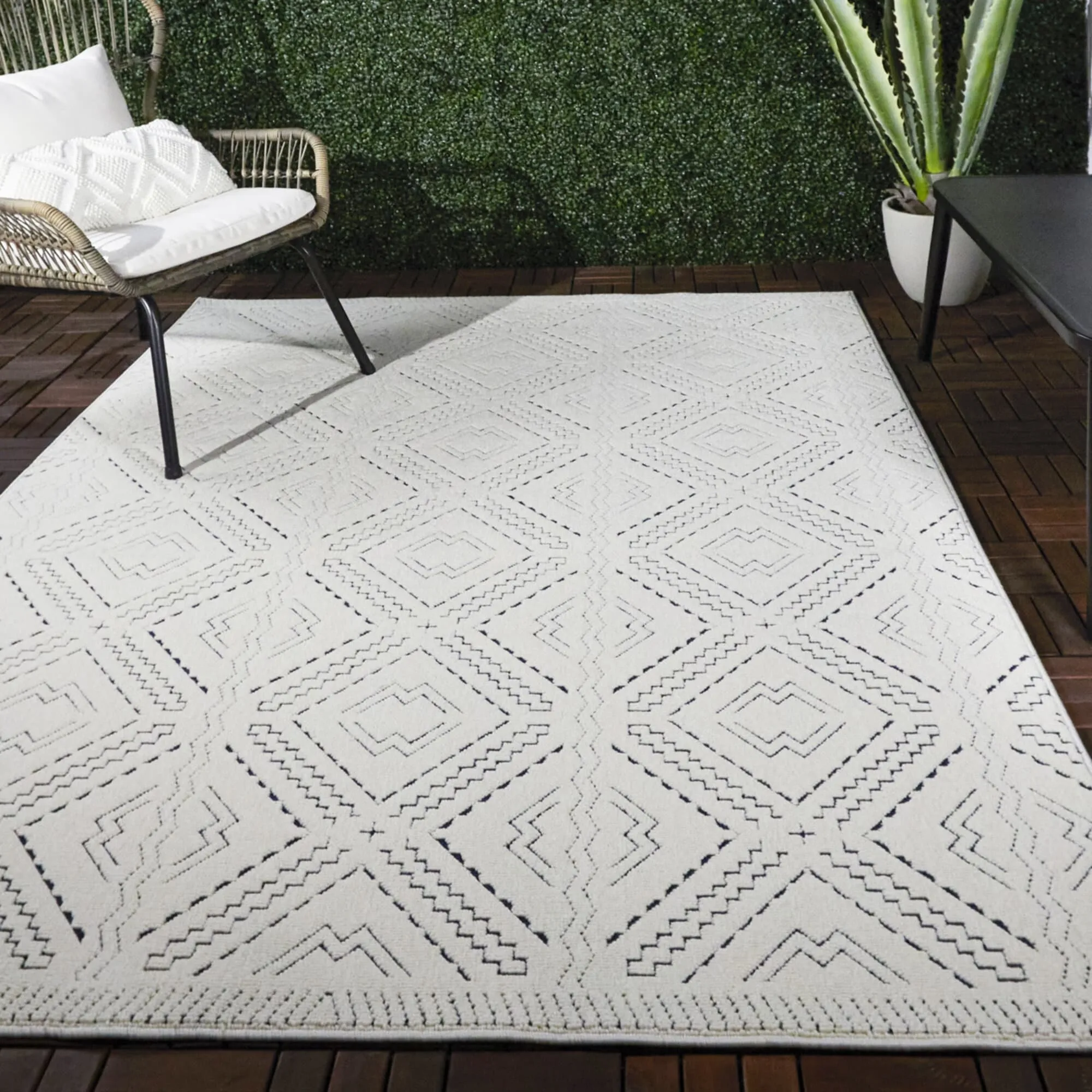 Davina Diamond Trellis Indoor/Outdoor Area Rug