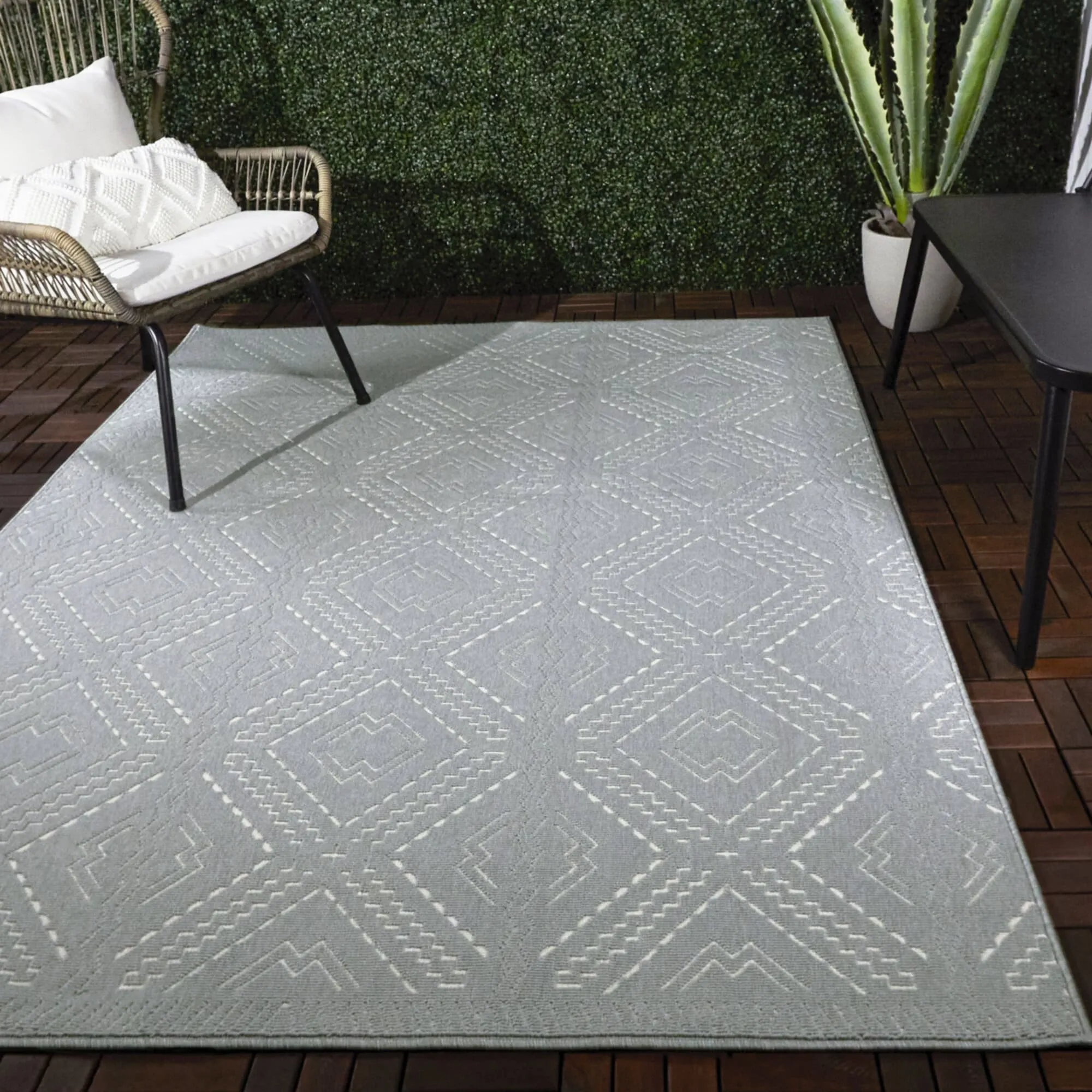 Davina Diamond Trellis Indoor/Outdoor Area Rug