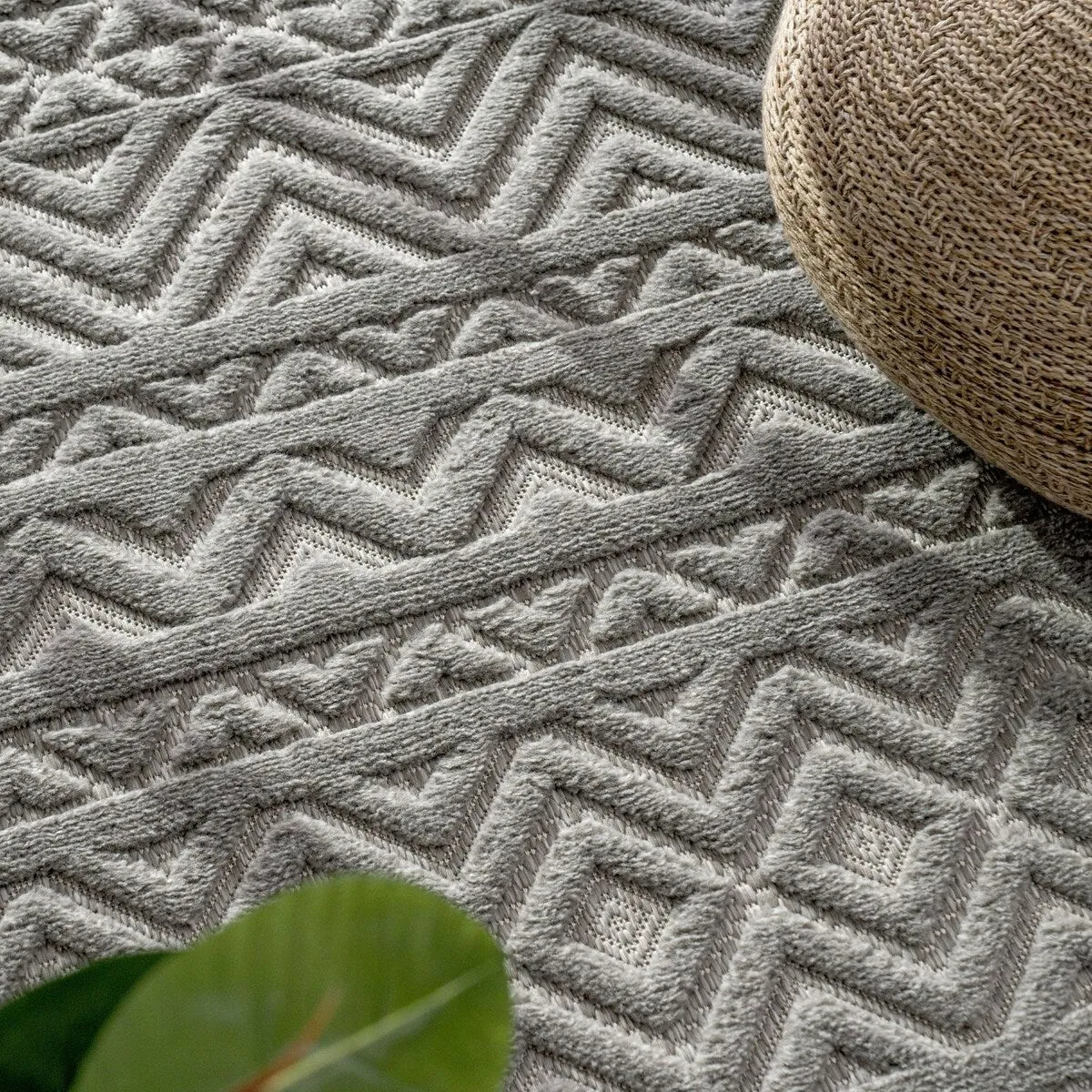 Indoor & Outdoor Rug With Boho Trellis High-Low Pattern