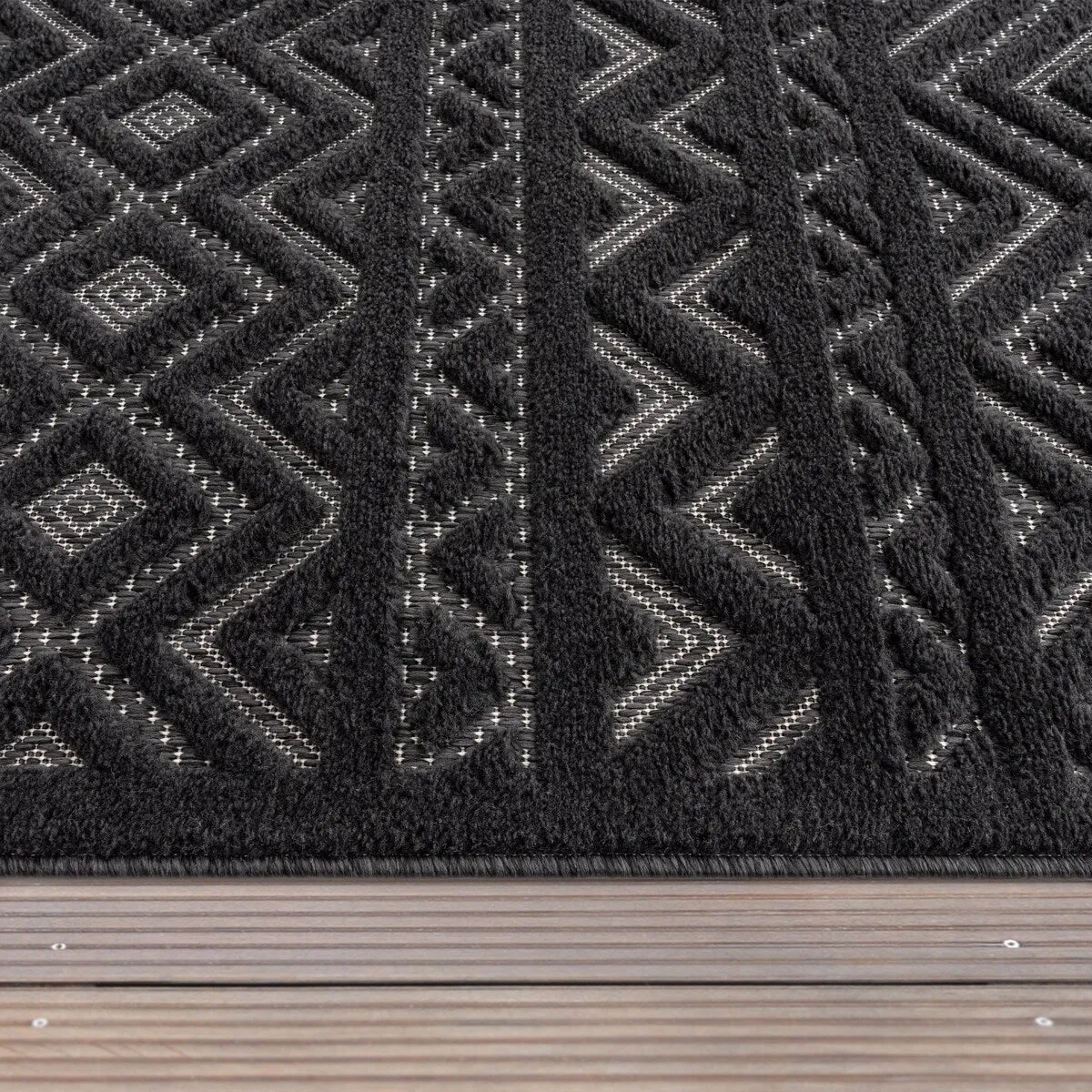 Indoor & Outdoor Rug With Boho Trellis High-Low Pattern