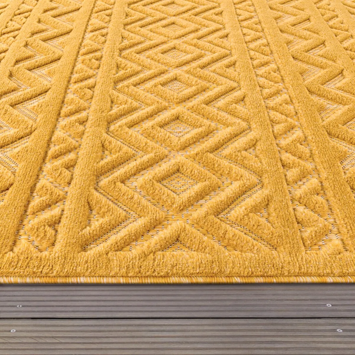 Indoor & Outdoor Rug With Boho Trellis High-Low Pattern