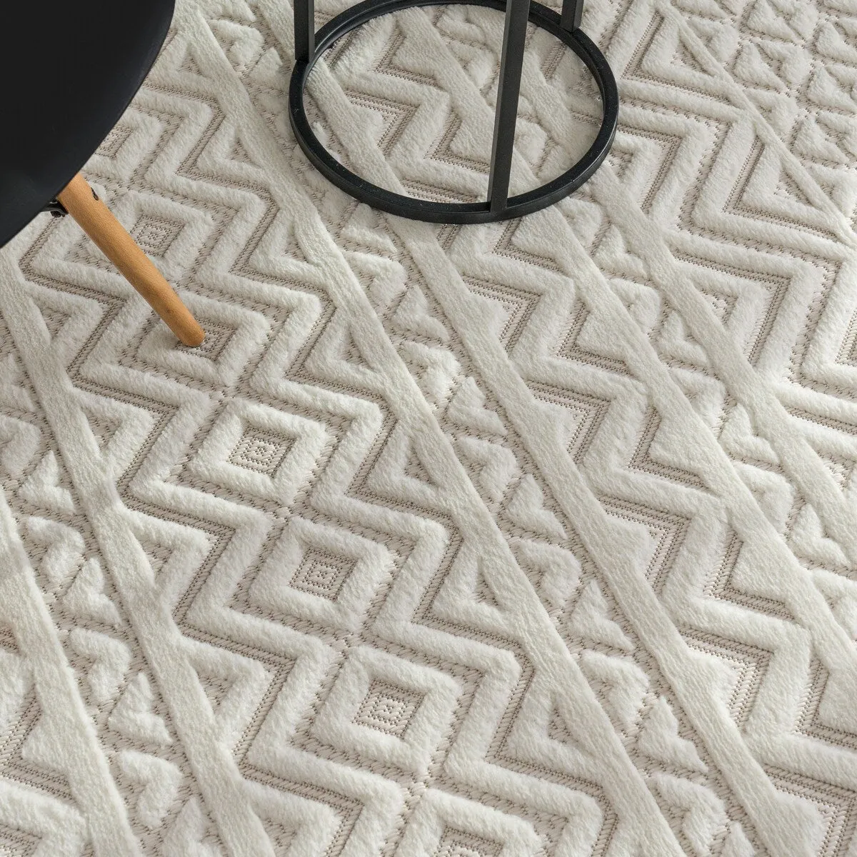 Indoor & Outdoor Rug With Boho Trellis High-Low Pattern