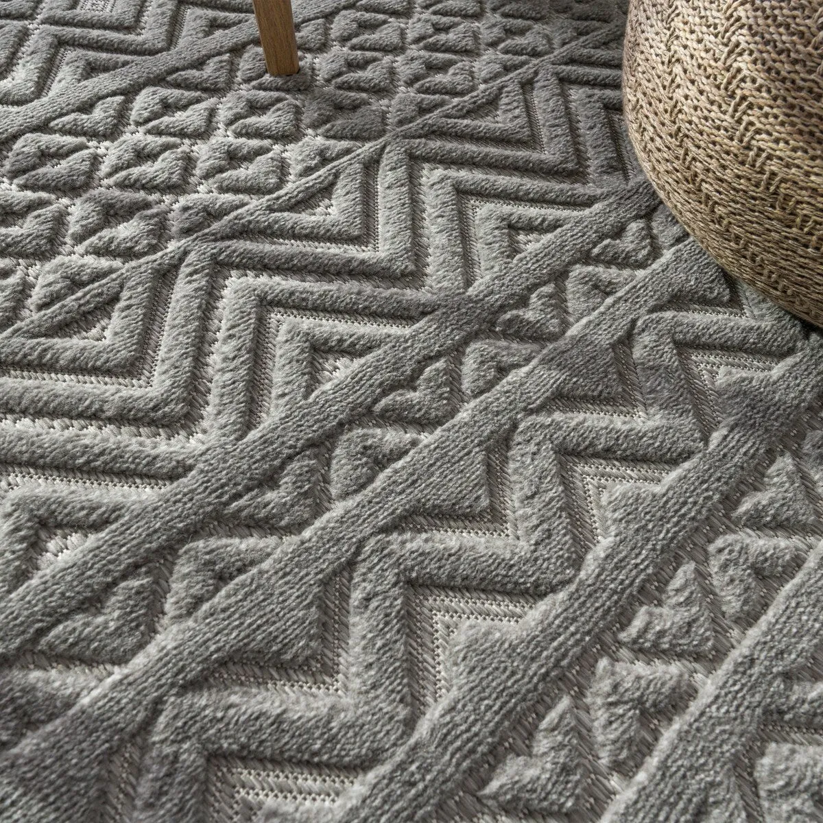 Indoor & Outdoor Rug With Boho Trellis High-Low Pattern