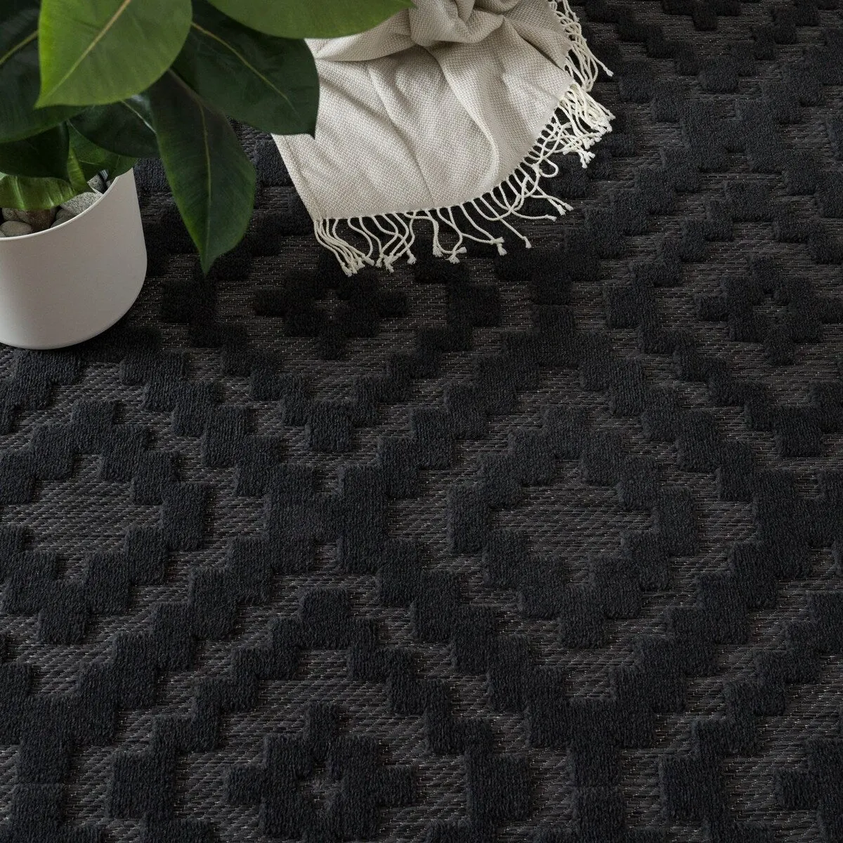 Indoor & Outdoor Rug With Moroccan Trellis High-Low Pattern