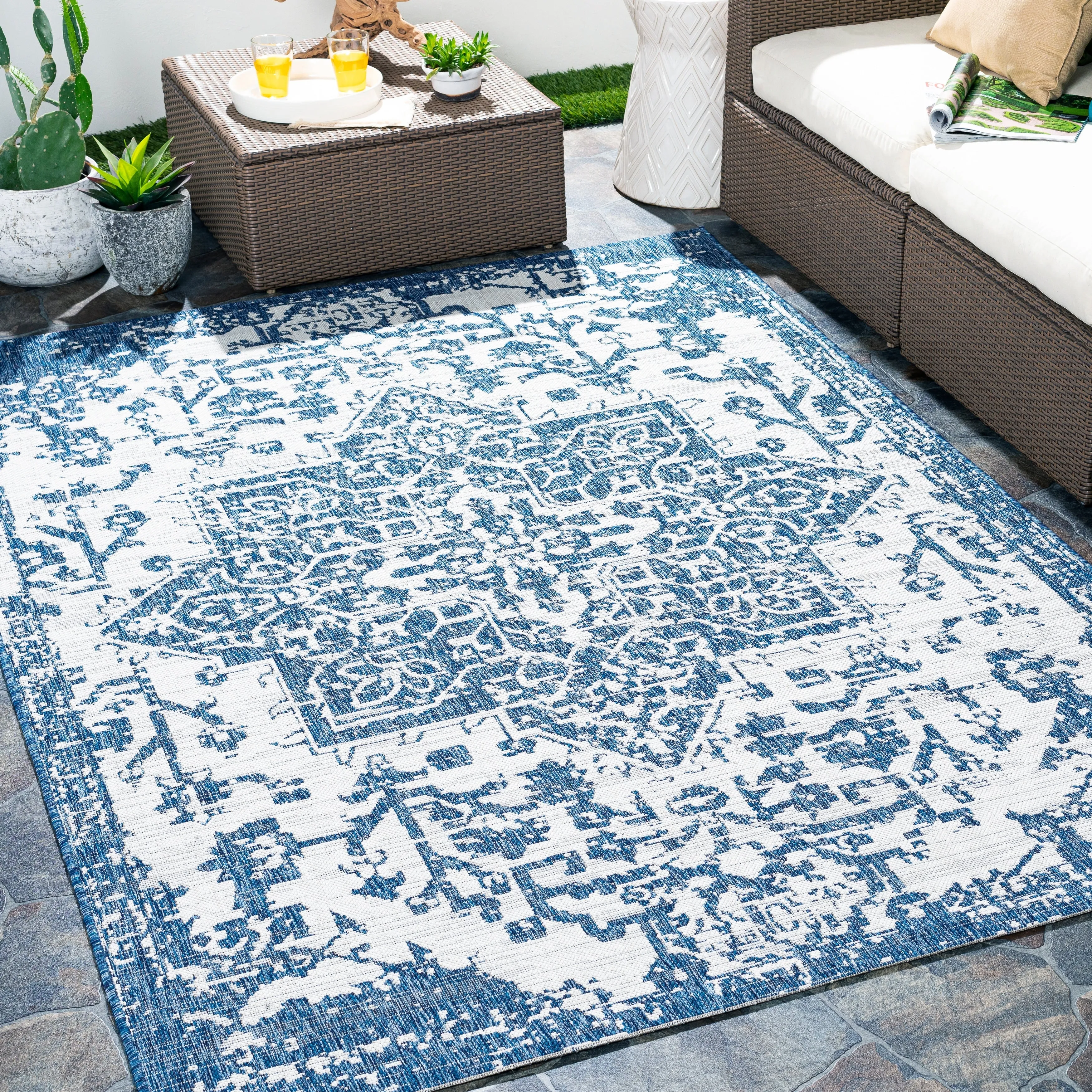Livabliss Andell Indoor/ Outdoor Vintage Medallion Area Rug