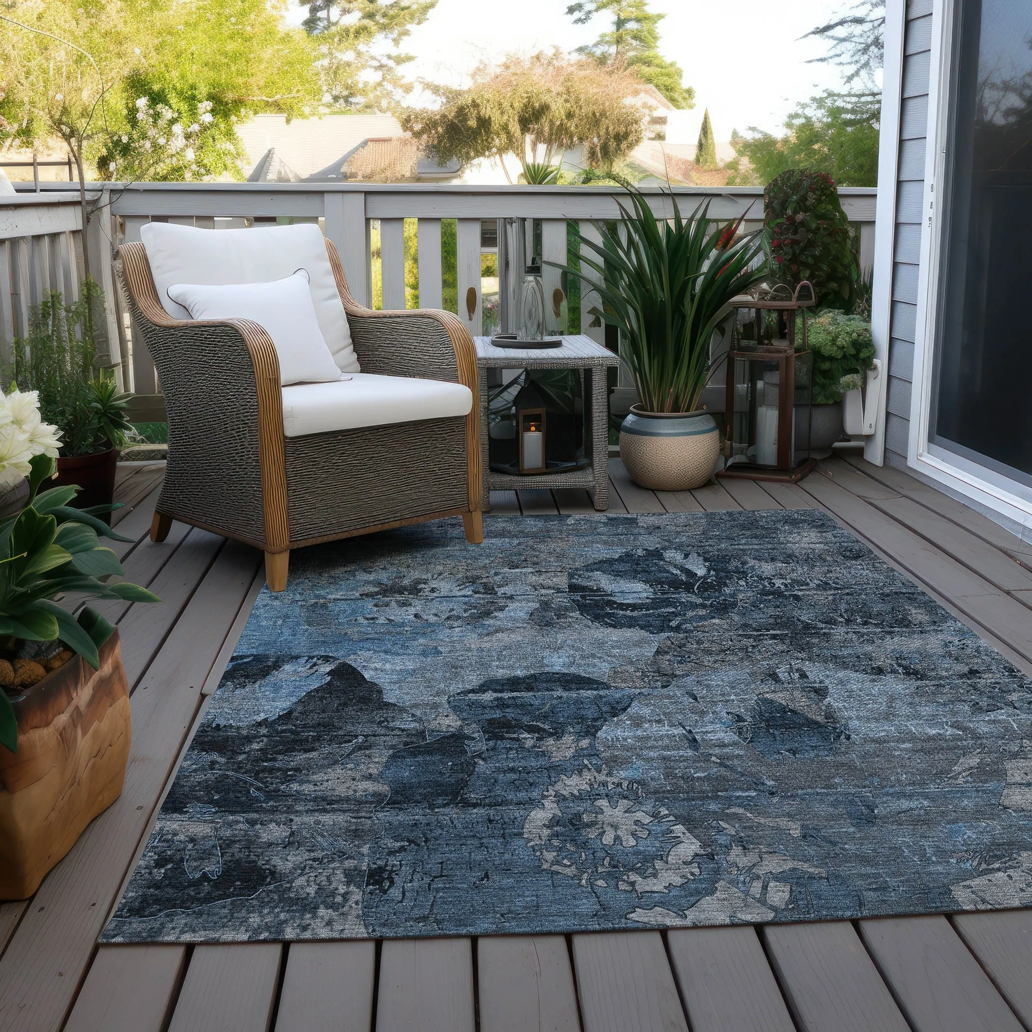 Machine Washable Indoor/ Outdoor Abstract Leaves Chantille Rug