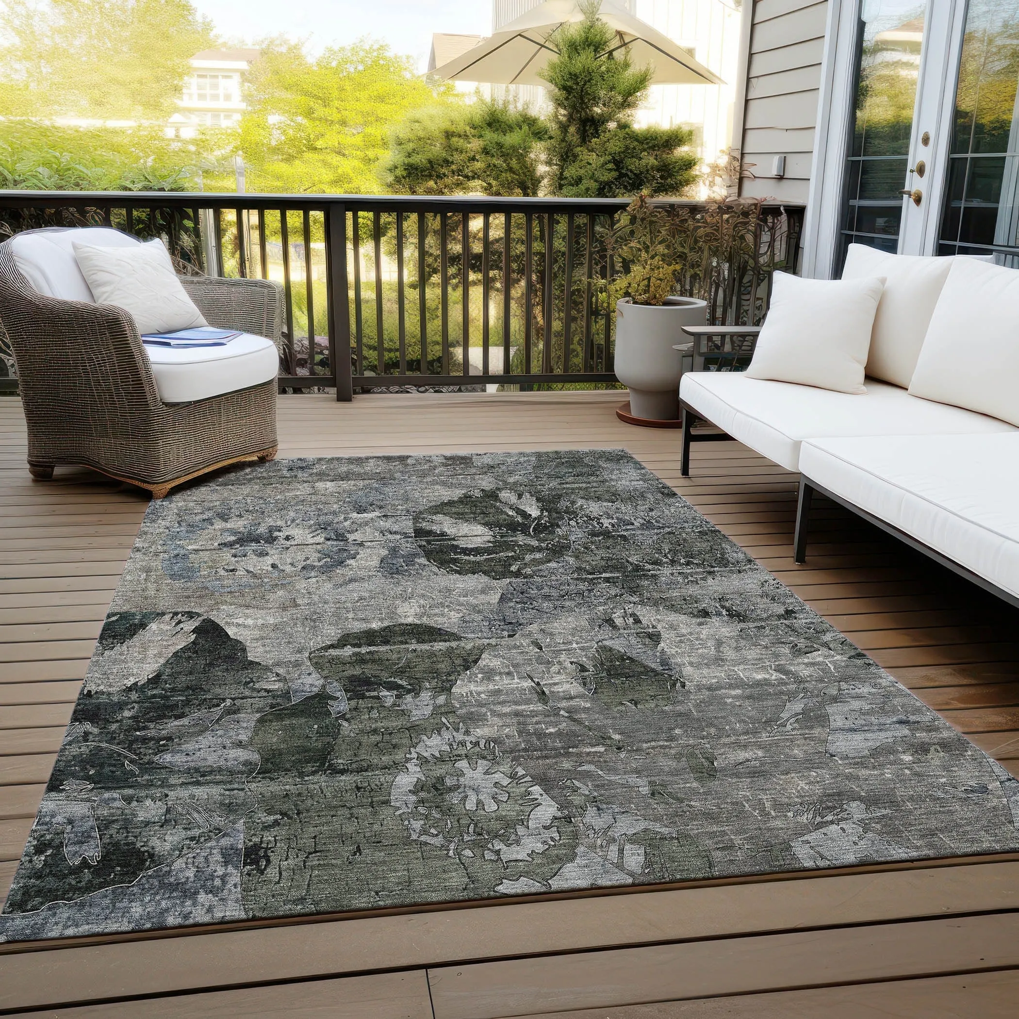 Machine Washable Indoor/ Outdoor Abstract Leaves Chantille Rug
