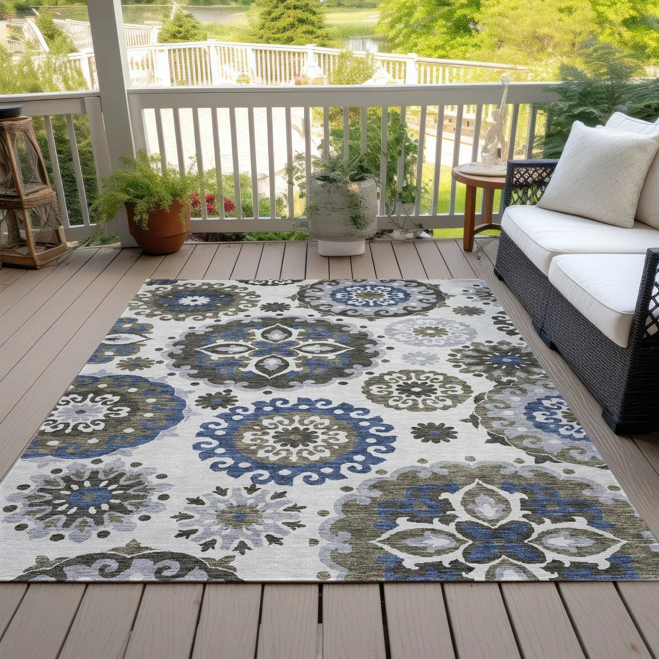 Machine Washable Indoor/ Outdoor Chantille Casual Medallion Rug