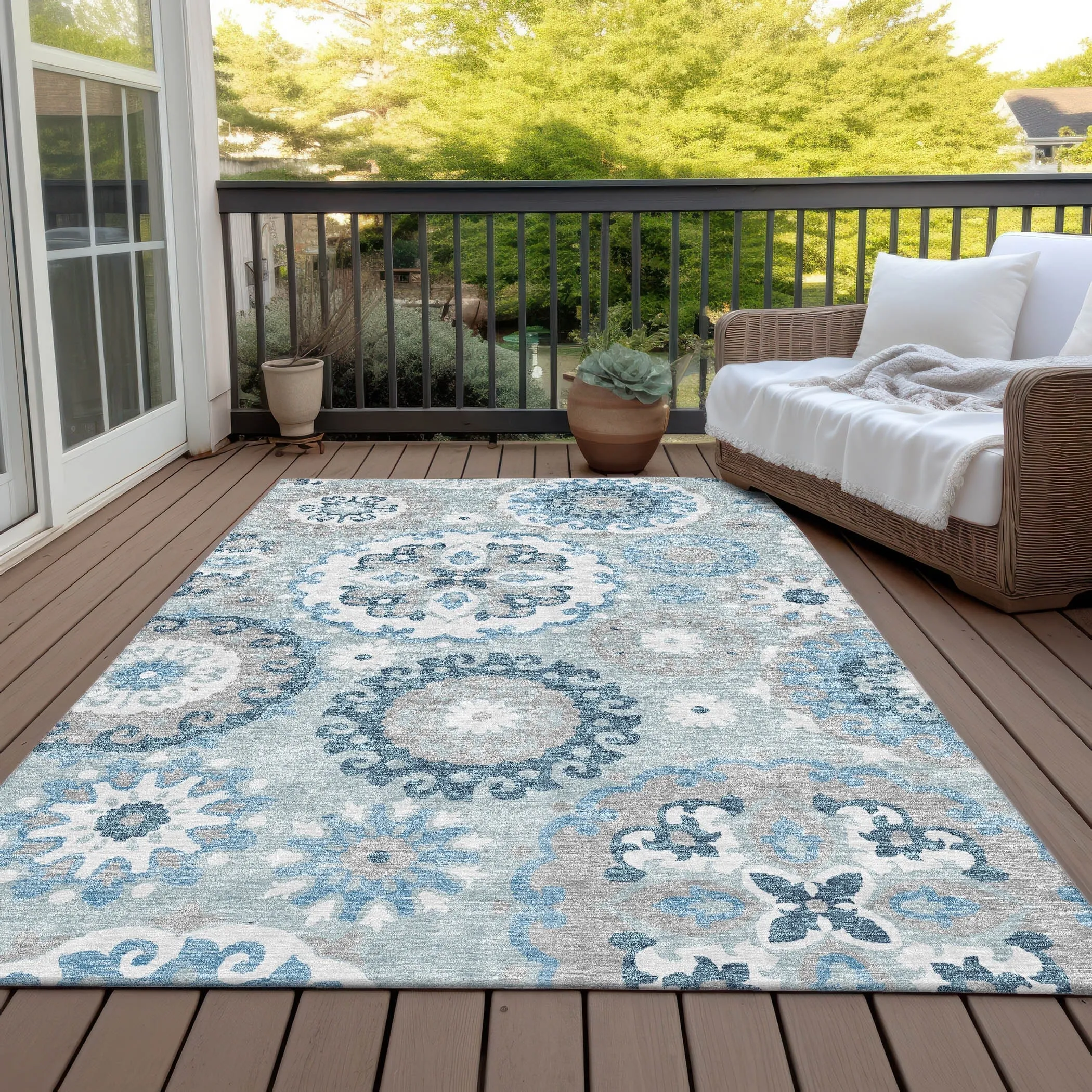 Machine Washable Indoor/ Outdoor Chantille Casual Medallion Rug