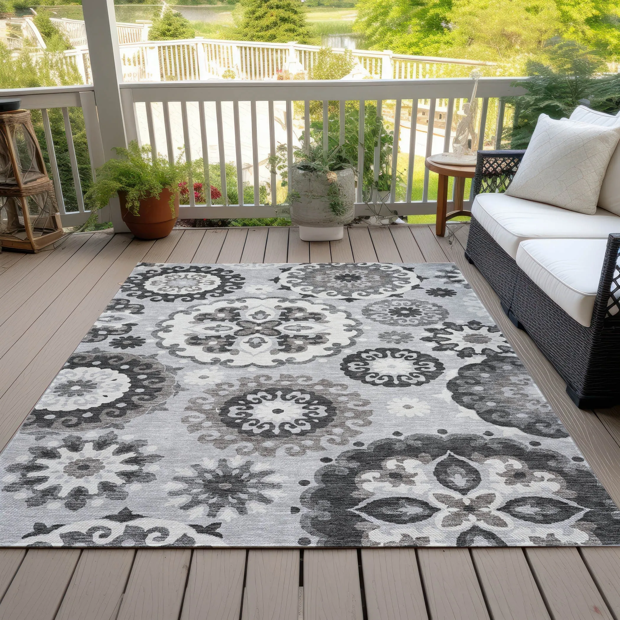 Machine Washable Indoor/ Outdoor Chantille Casual Medallion Rug