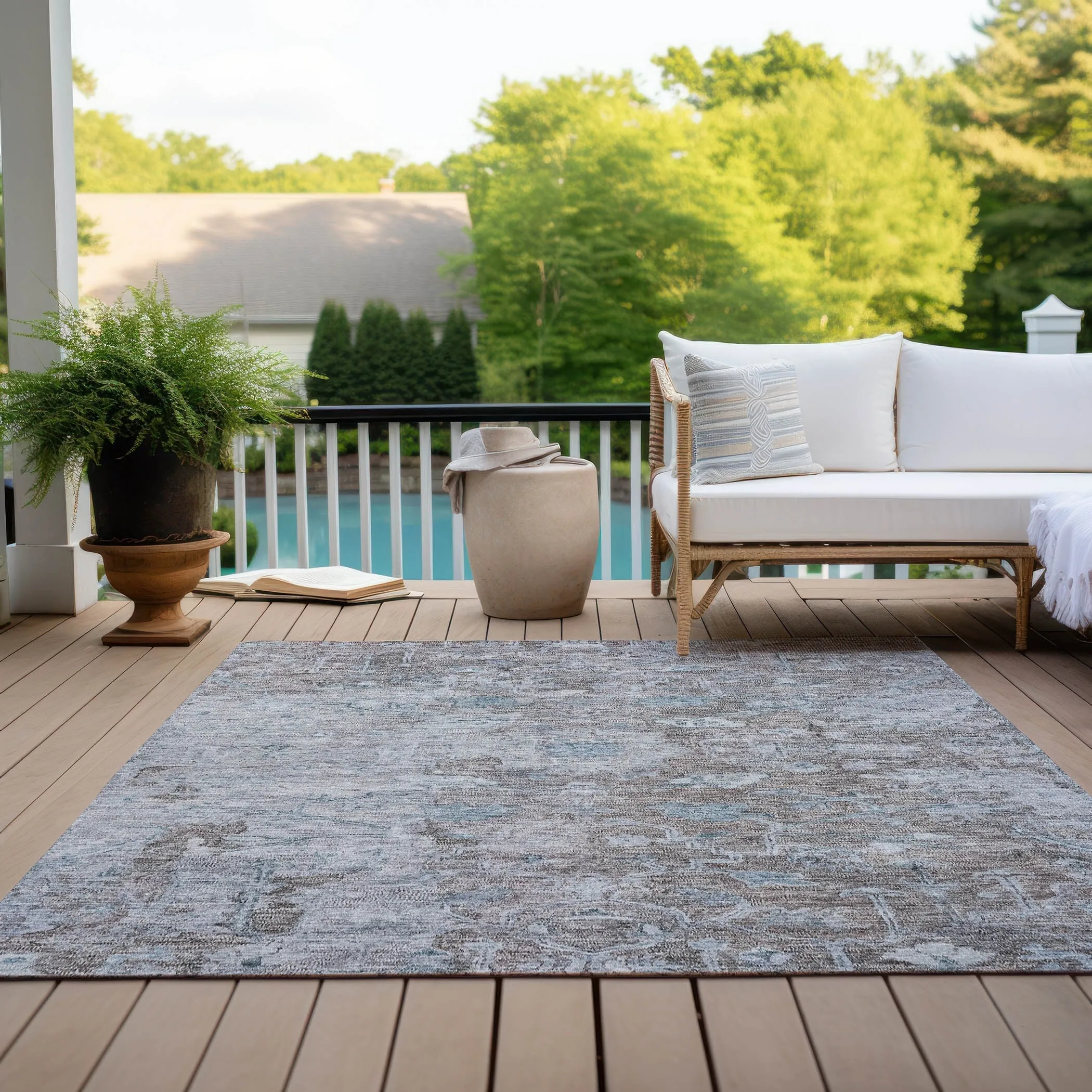 Machine Washable Indoor/ Outdoor Chantille Distressed Traditional Rug