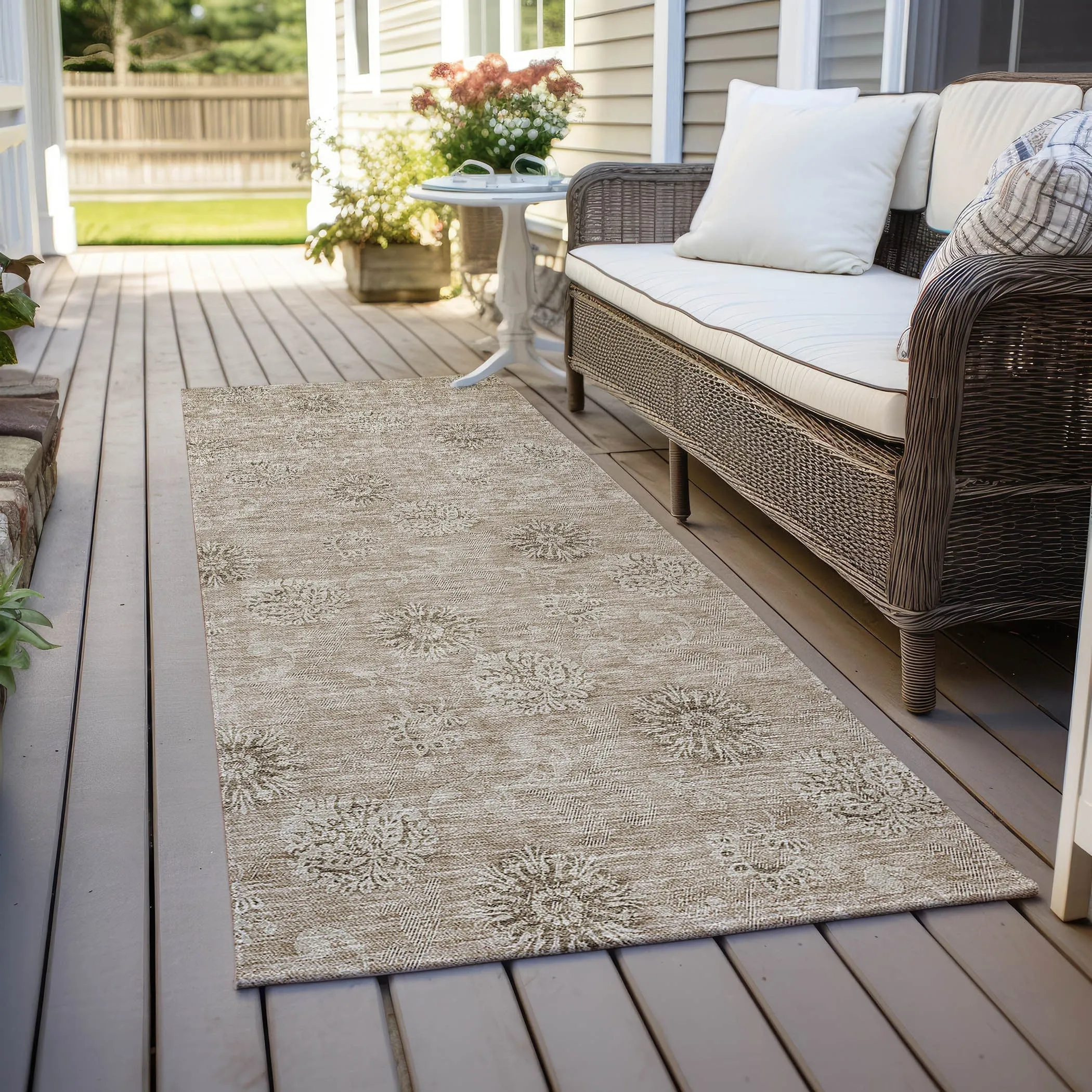 Machine Washable Indoor/ Outdoor Chantille Floral Burst Rug