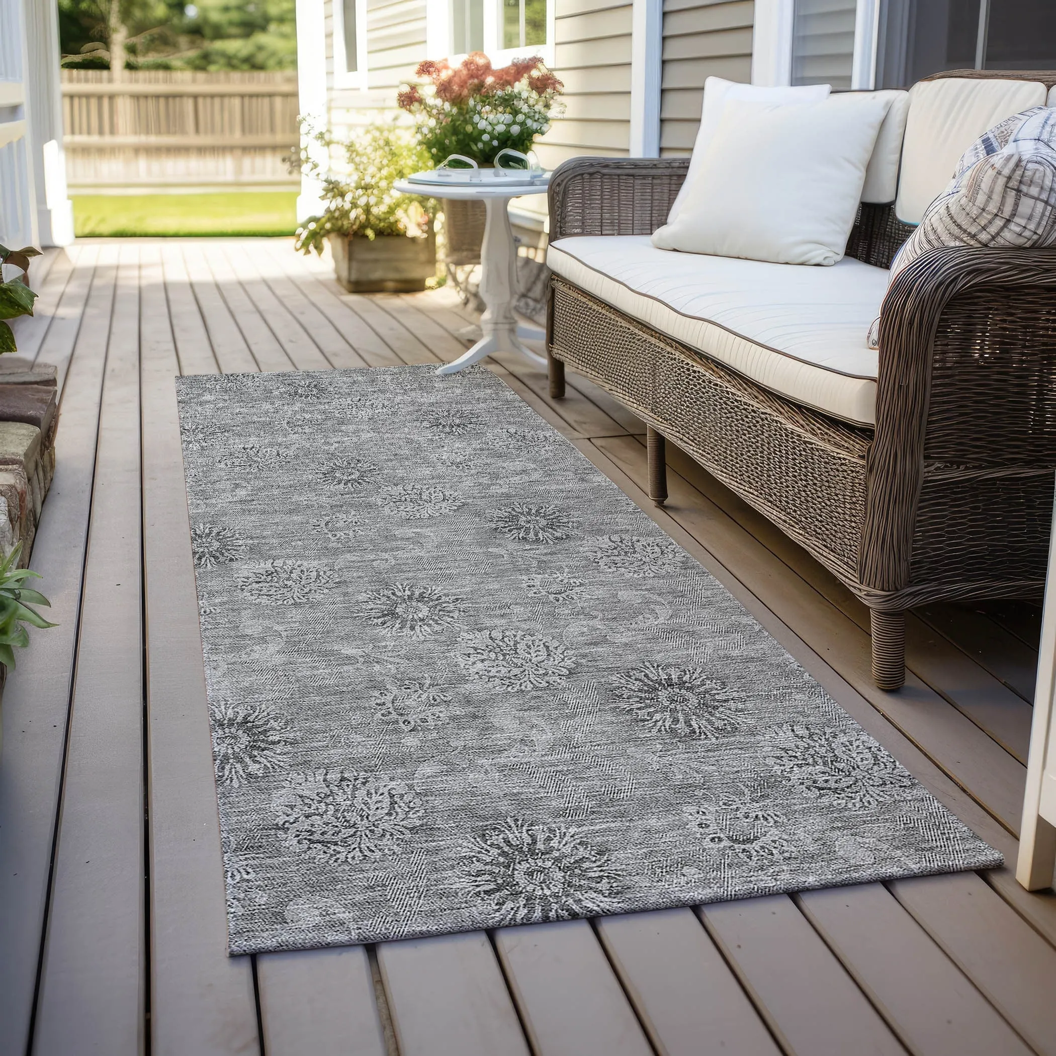 Machine Washable Indoor/ Outdoor Chantille Floral Burst Rug